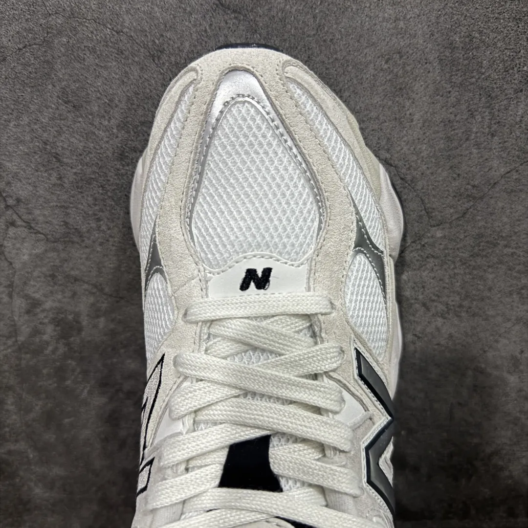 💰240【纯原C版】 New Balance NB9060 联名款 复古休闲运动慢跑鞋 灰色 U9060JRB 全套原楦原纸板原厂数据开发 进口三明治网面 原装进口翻毛皮料正确绒感卡色 正确中底拉帮中底网布细节 原厂标裁 带紫光防伪 定制后跟透明水晶模块 冲裁组合 大底贴合程度胶水上色把控完美 整洁度挑战全网艺术家 多道序QC把关品质完善 匠心打造 耗时两个月开发完成 工艺极其复杂难度可想而知 新开独立私模大底 全网唯一正确六层组合大底 高端零售专供产物 Size：36 37 37.5 38 38.5 39.5 40 40.5 41 42 42.5 43 44 45 46.5 编码：JPC290300