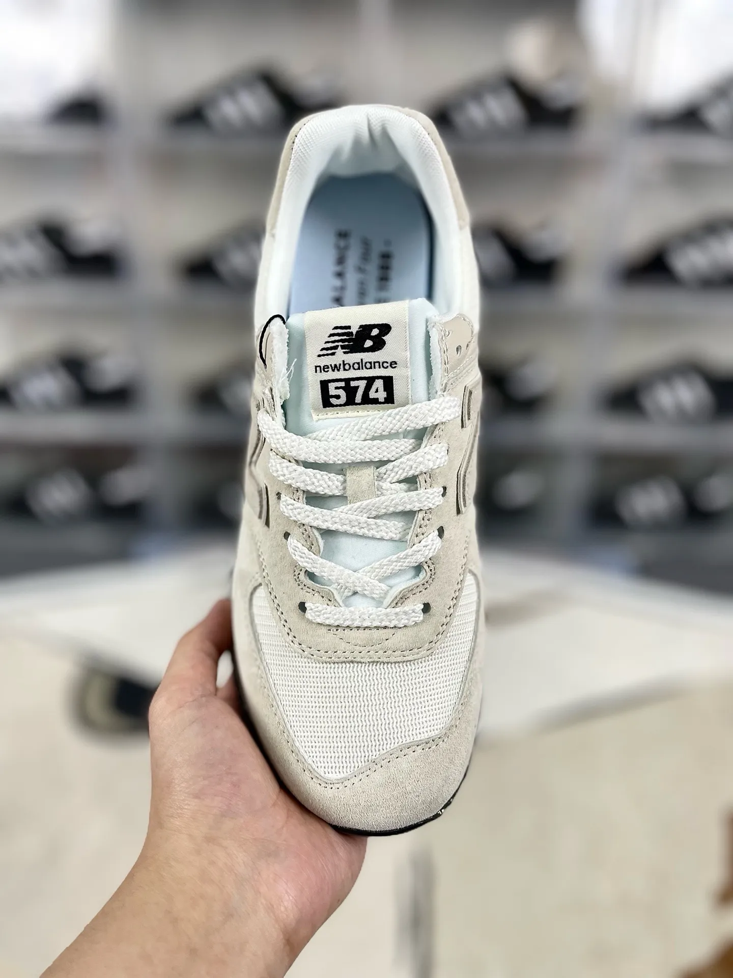 💰180 GS纯原New Balance NB 574 复古减震包裹性反光平衡耐磨轻便透气防滑 低帮 休闲跑步鞋 男女同款 米白黑 新百伦 ▪️New Balance 574 诞生于1988年，直至今天仍是 NewBalance 最为热销的复古慢跑鞋之一，其简约复古的外形，层出不穷的配色，成为了 New Balance 最热销的型号，作为New Balance 的当家鞋款，574兼具经典与时尚，备受明星潮人的追捧，是New Balance 的粉丝几乎人手一双的经典鞋款。 ▪️尺码：36-45（36 37 37.5 38 38.5 39.5 40 40.5 41.5 42 42.5 43 44 44.5 45） ▪️货号：U574OF2