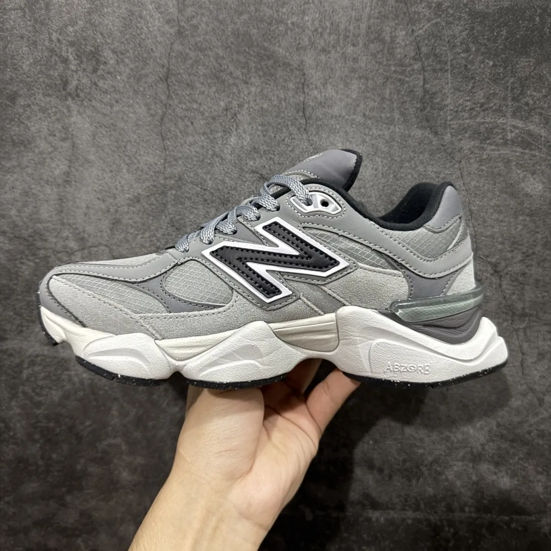 💰240【纯原版】 New Balance NB9060 联名款 复古休闲运动慢跑鞋 灰色 U9060ORB 全套原楦原纸板原厂数据开发 进口三明治网面 原装进口翻毛皮料正确绒感卡色 正确中底拉帮中底网布细节 原厂标裁 带紫光防伪 定制后跟透明水晶模块 冲裁组合 大底贴合程度胶水上色把控完美 整洁度挑战全网艺术家 多道序QC把关品质完善 匠心打造 耗时两个月开发完成 工艺极其复杂难度可想而知 新开独立私模大底 全网唯一正确六层组合大底 高端零售专供产物 Size:36 37 37.5 38 38.5 39 40 40.5 41 42 42.5 43 44 45 46.5 编码:JPC290300