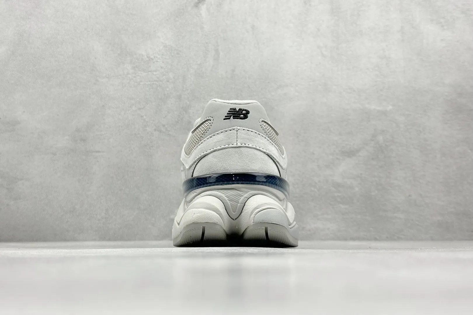 💰240 C版 Joe Freshgoods x New Balance NB9060 联名款 复古休闲运动慢跑鞋 #鞋款灵感源自设计师本人对夏日的怀日回忆。鞋面大身由空间双格及磨砂鞋面拼接而生，配以柔和、温暖的粉橘色调，夏日氛围拉满 #采用大面积网眼以及麂皮材质覆盖鞋身，还原经典气质。搭载ABZORB避震科技，由泡沫聚酯制成，上脚可以有效减少由鞋底反弹对身体及双腿的冲击力 货号： U9060JGR 尺码：36 37 37.5 38 38.5 39 40 40.5 41 42 42.5 43 44 44.5 45 46.5 编码：33