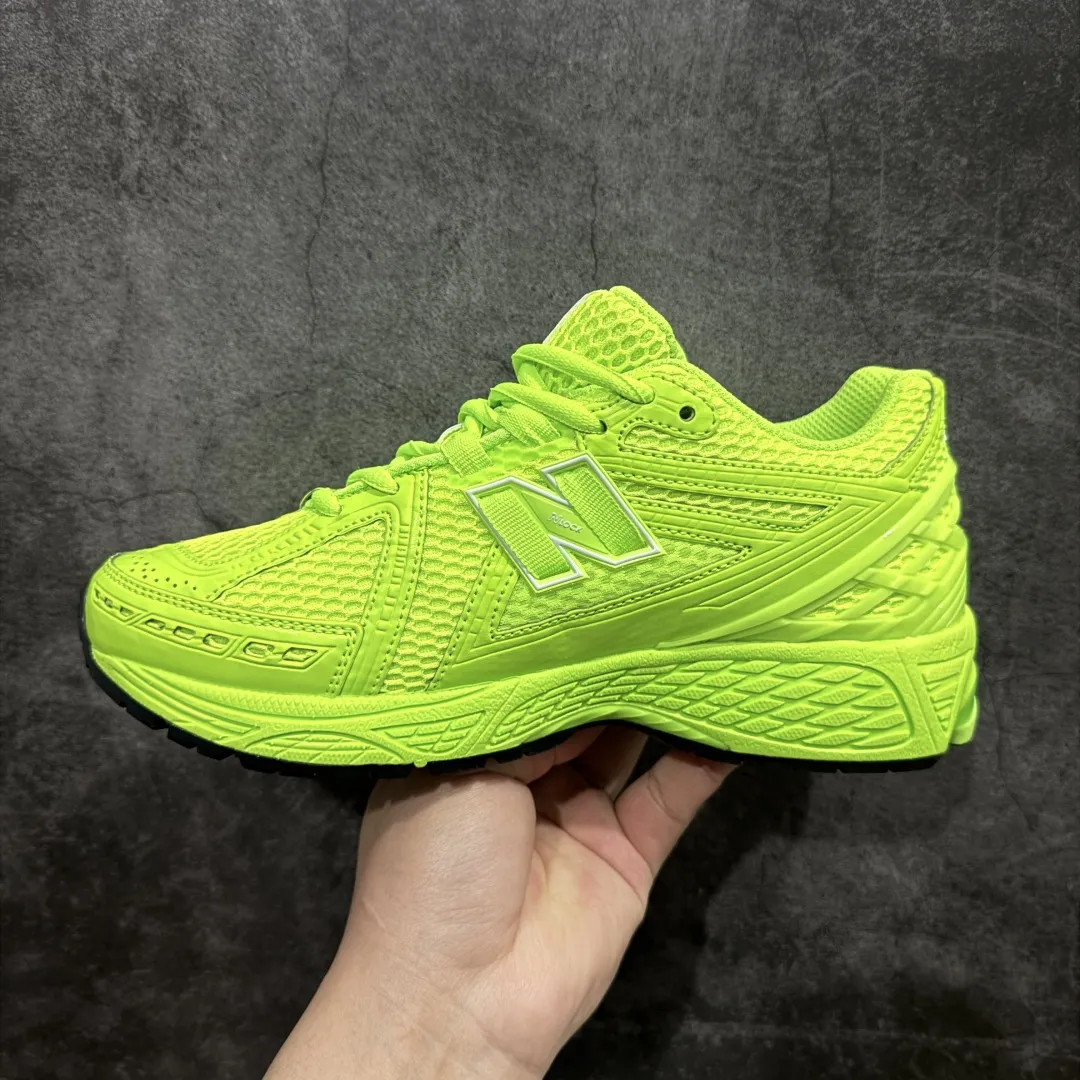 💰220【纯原版】NB新百伦New Balance M1906R M1906RAA系列复古老爹风休闲运动慢跑鞋 采用轻质牛剖革拼接透气网眼衬垫织物鞋面材质#T-Beam大底提供足步弓支撑,保持步态稳定#后跟搭载外露缓震胶 鞋身整体以各种深浅不一的灰色覆盖,鞋头以淡蓝色调装饰,网眼衬垫通过不规律的色块实现做旧的美感,泛黄的鞋底更是进一步增添了复古气息。 尺码:36 37 37.5 38 38.5 39.5 40 40.5 41.5 42 42.5 43 44 45 46.5 编码:JP260280
