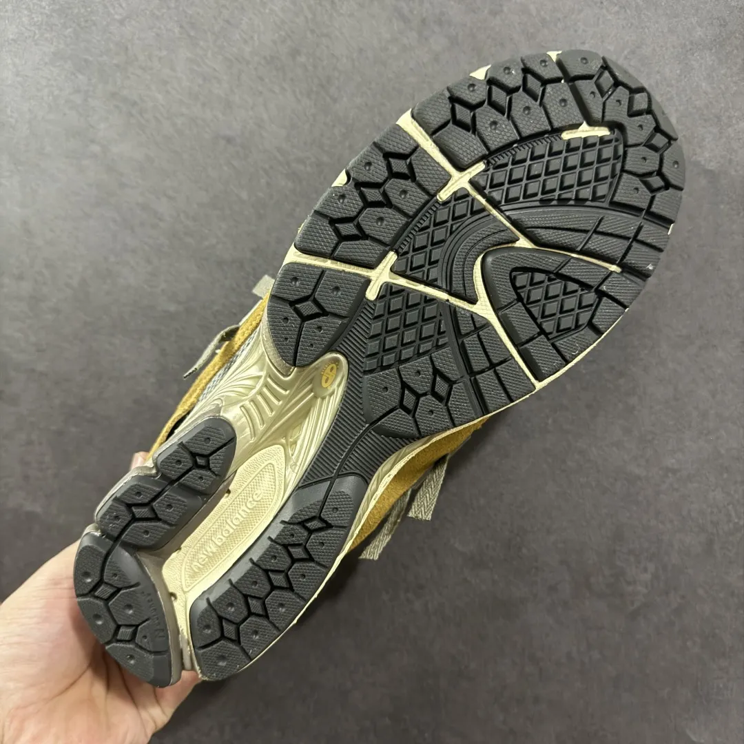 💰220 【纯原B版】NB新百伦New Balance M1906R 系列复古老爹风休闲运动慢跑鞋 M1906AA 高度复刻原厂大底 追求极致完美 每一双都是工艺品 采用轻质牛剖革拼接透气网眼衬垫织物鞋面材质 T-Beam大底提供足步弓支撑,保持步态稳定#后跟搭载外露缓震胶 鞋身整体以各种深浅不一的灰色覆盖,鞋头以淡蓝色调装饰,网眼衬垫通过不规律的色块实现做旧的美感,泛黄的鞋底更是进一步增添了复古气息。 尺码:36 37 37.5 38 38.5 39.5 40 40.5 41.5 42 42.5 43 44 45 46.5 编码:MK240270