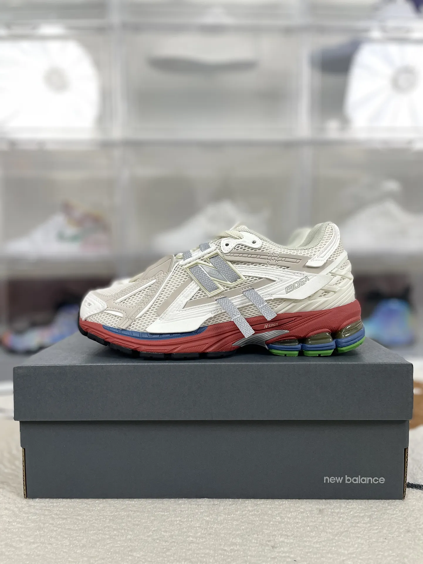 💰200 Z版纯原New Balance 1906A 舒适百搭防滑耐磨 低帮 休闲跑步鞋 男女同款 白红解构 新百伦 ▪️New Balance以诞生于21世纪的科技跑鞋1906为蓝本，融合现代先锋科技与日常使用风格注入当代美学，革新演绎复古时尚。淋漓经典轮廓，致敬千福一代跑者的科技美学，1906R以现代设计语言还原初始配色，层次演绎时光更迭的魅力。 ▪️尺码：36-47（36 37 37.5 38 38.5 39.5 40 40.5 41.5 42 42.5 43 44 44.5 45 45.5 46.5 47） ▪️货号：M1906AB