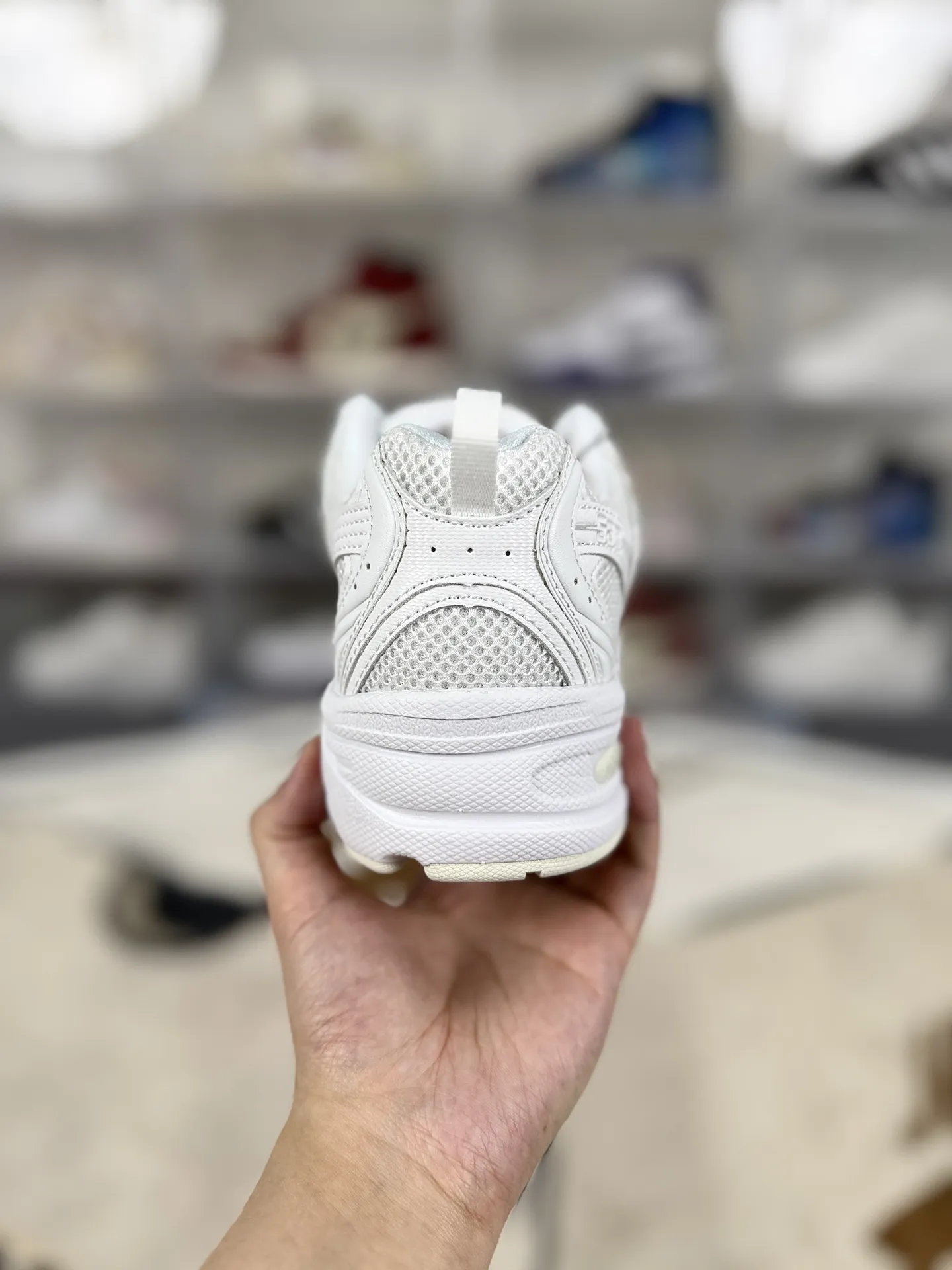 💰170 GS纯原New Balance NB 530 ABZORB 舒适 简约 网布减震防滑耐磨 低帮 休闲跑步鞋 男女同款 白色 新百伦 ▪️全新 New Balance 530 以极具复古风范的网面老爹鞋外观呈现。设计上全鞋以简约清爽的配色作基底，鞋身覆盖大面积织物网眼材质，并于鞋头、鞋带孔眼片等细节处点缀对比鲜明的反光银镀层凸显。鞋舌、侧身等位置则辅以一贯的&ldquo;N&rdquo;字标志和品牌徽标彰显身份，最后通过搭载的 ABZORB 缓震中底完善整体造型。 ▪️尺码：36-45（36 37 37.5 38 38.5 39.5 40 40.5 41.5 42 42.5 43 44 44.5 45） ▪️货号：MR530FW1