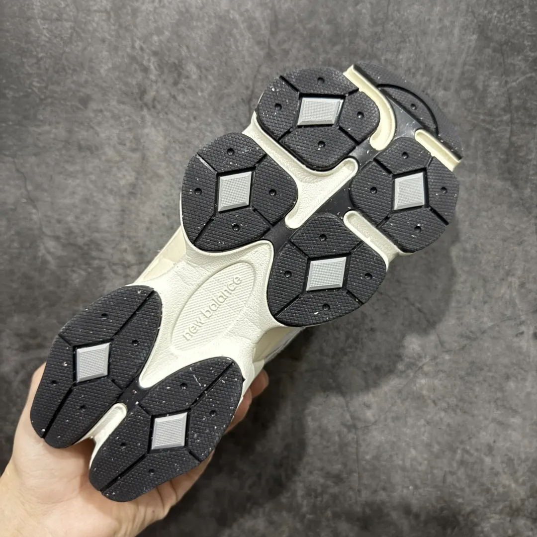 💰240【纯原版】 New Balance NB9060 联名款 复古休闲运动慢跑鞋 U9060440 全套原楦原纸板原厂数据开发 进口三明治网面 原装进口翻毛皮料正确绒感卡色 正确中底拉帮中底网布细节 原厂标裁 带紫光防伪 定制后跟透明水晶模块 冲裁组合 大底贴合程度胶水上色把控完美 整洁度挑战全网艺术家 多道序QC把关品质完善 匠心打造 耗时两个月开发完成 工艺极其复杂难度可想而知 新开独立私模大底 全网唯一正确六层组合大底 高端零售专供产物 Size:36 37 37.5 38 38.5 39.5 40 40.5 41.5 42 42.5 43 44 45 46.5 编码:JPC290300