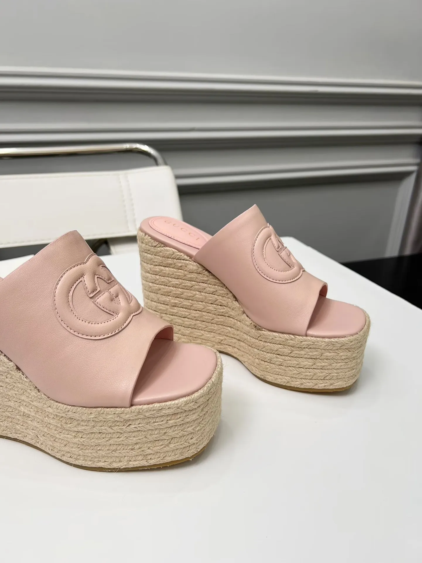 出厂价：210元 古琦新款拖鞋 ，时尚高端又个性十足的一款✅ 上脚很稳舒适又耐穿，日常搭配方便又独特，夏日必备经典款，鞋面采用GUCCI品牌车线 面料：牛皮 内里/垫脚：羊皮 水台高度：11cm 颜色：黑、白、棕、酒红、粉 码数：35&mdash;42（41、42需定做） 包装：配有布袋 卡片。