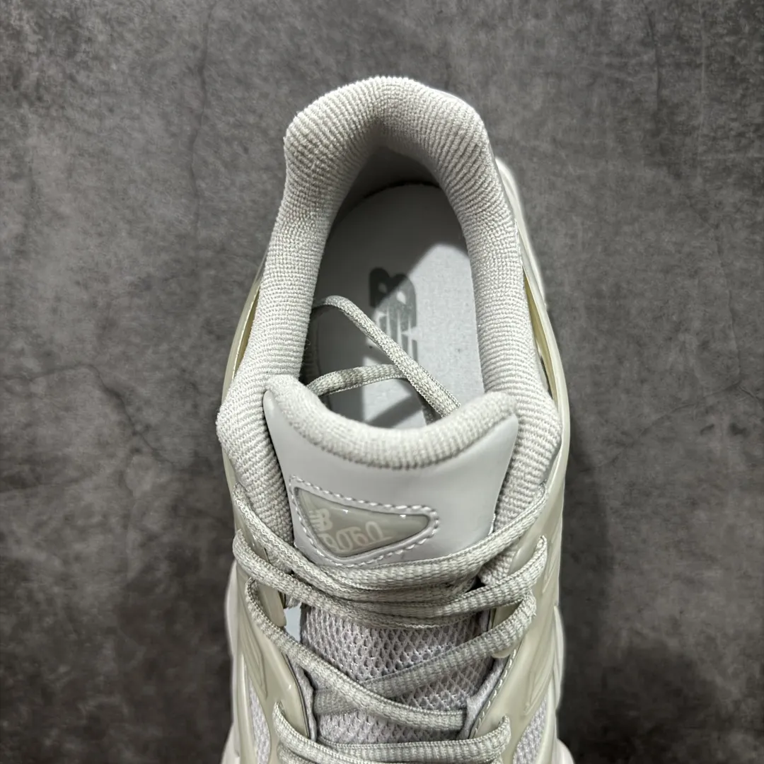 💰240【纯原版】 New Balance NB9060 联名款 复古休闲运动慢跑鞋 灰色 U9060IAB 全套原楦原纸板原厂数据开发 进口三明治网面 原装进口翻毛皮料正确绒感卡色 正确中底拉帮中底网布细节 原厂标裁 带紫光防伪 定制后跟透明水晶模块 冲裁组合 大底贴合程度胶水上色把控完美 整洁度挑战全网艺术家 多道序QC把关品质完善 匠心打造 耗时两个月开发完成 工艺极其复杂难度可想而知 新开独立私模大底 全网唯一正确六层组合大底 高端零售专供产物 Size:36 37 37.5 38 38.5 39 40 40.5 41 42 42.5 43 44 45 46.5 编码:JPC290300