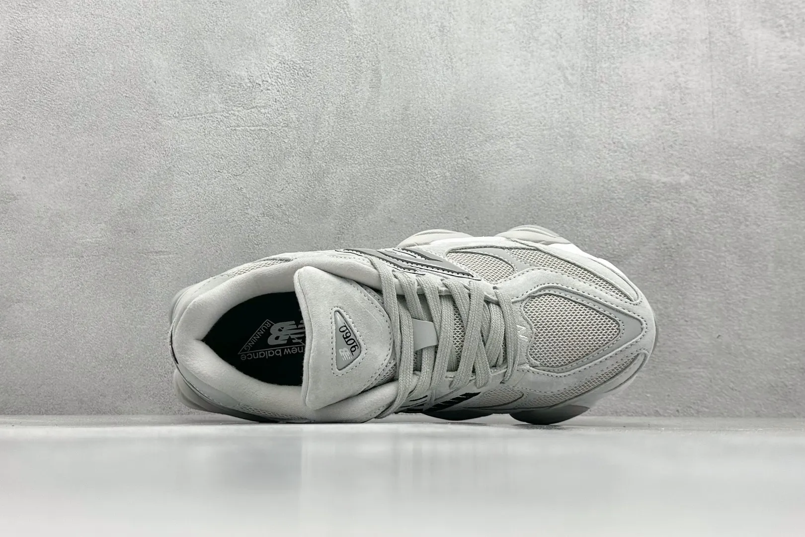 💰240 C版 Joe Freshgoods x New Balance NB9060 联名款 复古休闲运动慢跑鞋 #鞋款灵感源自设计师本人对夏日的怀日回忆。鞋面大身由空间双格及磨砂鞋面拼接而生,配以柔和、温暖的粉橘色调,夏日氛围拉满 #采用大面积网眼以及麂皮材质覆盖鞋身,还原经典气质。搭载ABZORB避震科技,由泡沫聚酯制成,上脚可以有效减少由鞋底反弹对身体及双腿的冲击力 货号: U9060JGR 尺码:36 37 37.5 38 38.5 39 40 40.5 41 42 42.5 43 44 44.5 45 46.5 编码:33