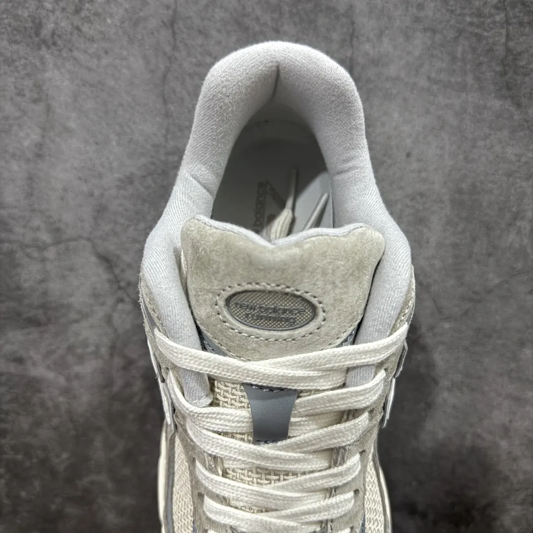 💰230 【纯原c版】NB New Balance M2002R 新百伦U2002RRD 灰米 全新版本出货 新配色陆续开发出货 品质很好 价格实惠 全套原楦原纸板原厂数据开发 原厂网纱 原装进口皮料 正确绒感卡色 正确中底拉帮中底网布细节 一比一手工擦旧效果 冲裁组合 匠心打造 耗时两个月开发完成 工艺极其复杂难度可想而知 新开独立私模大底 全网唯一正确做旧组合大底 高端零售专供产物 尺码：36 37 37.5 38 38.5 39.5 40 40.5 41.5 42 42.5 43 44 44.5 45 45.5 46.5 编码：JPB280290