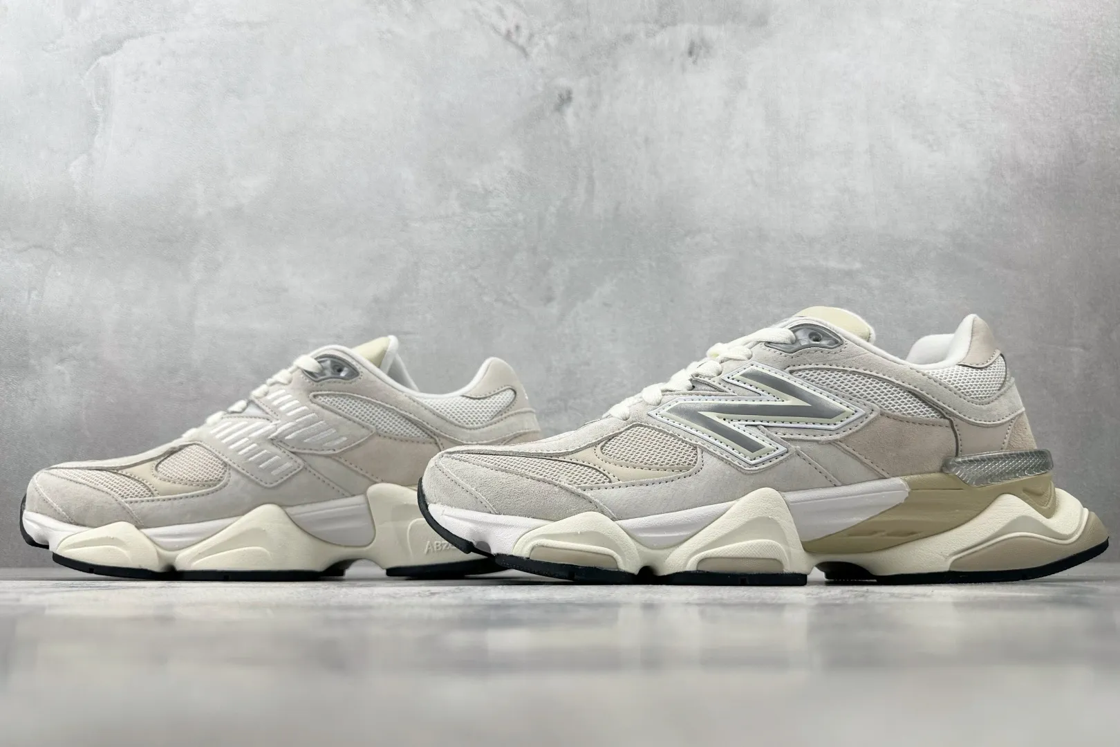 💰240 C版 纯原 大厂出品 新百伦9060 New Balance NB 9060 米色 货号: U9060WHT 尺码：36 37 37.5 38 38.5 39.5 40 40.5 41.5 42 42.5 43 44 44.5 45 46 46.5