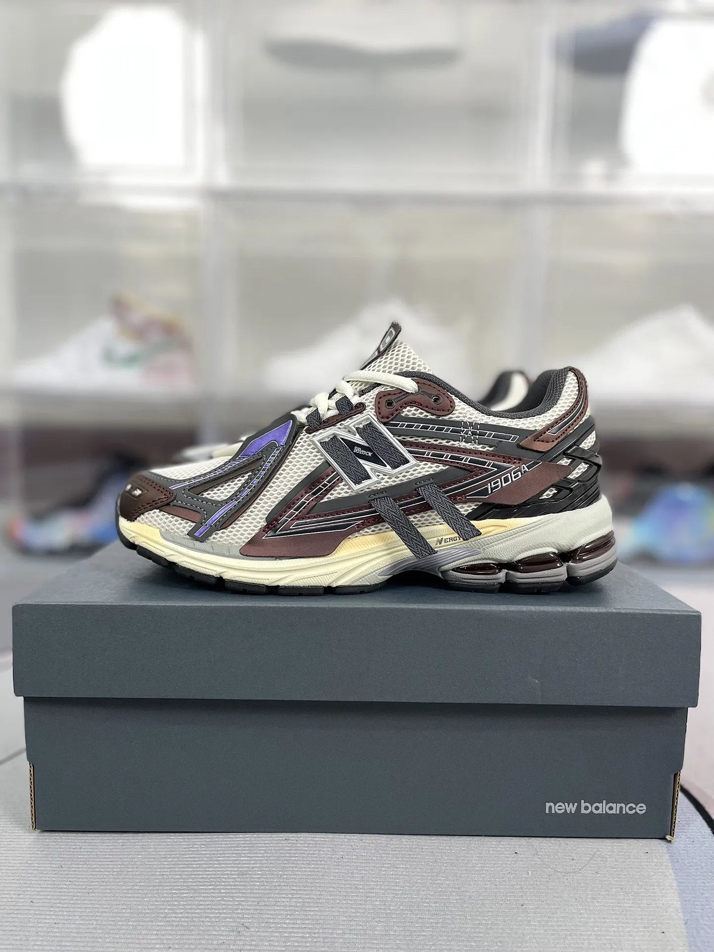 💰200 Z版纯原New Balance NB 1906A 龙年新品复古网面减震 低帮 休闲跑步鞋 男女同款 酒红解构 新百伦 ▪️New Balance以诞生于21世纪的科技跑鞋1906为蓝本,融合现代先锋科技与日常使用风格注入当代美学,革新演绎复古时尚。淋漓经典轮廓,致敬千福一代跑者的科技美学,1906R以现代设计语言还原初始配色,层次演绎时光更迭的魅力。 ▪️尺码:36-47(36 37 37.5 38 38.5 39.5 40 40.5 41.5 42 42.5 43 44 44.5 45 45.5 46.5 47) ▪️货号:M1906AR