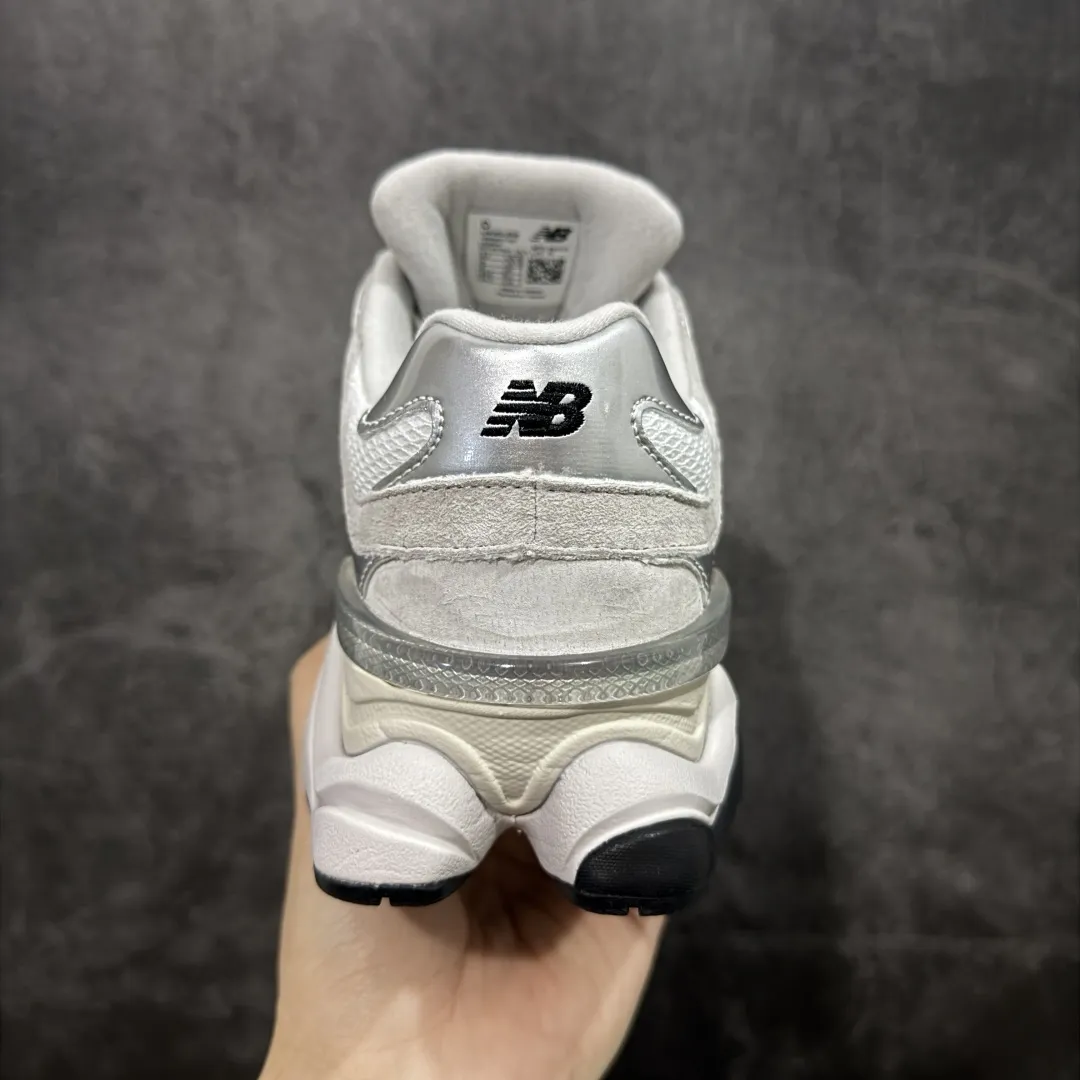 💰240【纯原C版】 New Balance NB9060 联名款 复古休闲运动慢跑鞋 灰色 U9060JRB 全套原楦原纸板原厂数据开发 进口三明治网面 原装进口翻毛皮料正确绒感卡色 正确中底拉帮中底网布细节 原厂标裁 带紫光防伪 定制后跟透明水晶模块 冲裁组合 大底贴合程度胶水上色把控完美 整洁度挑战全网艺术家 多道序QC把关品质完善 匠心打造 耗时两个月开发完成 工艺极其复杂难度可想而知 新开独立私模大底 全网唯一正确六层组合大底 高端零售专供产物 Size:36 37 37.5 38 38.5 39.5 40 40.5 41 42 42.5 43 44 45 46.5 编码:JPC290300