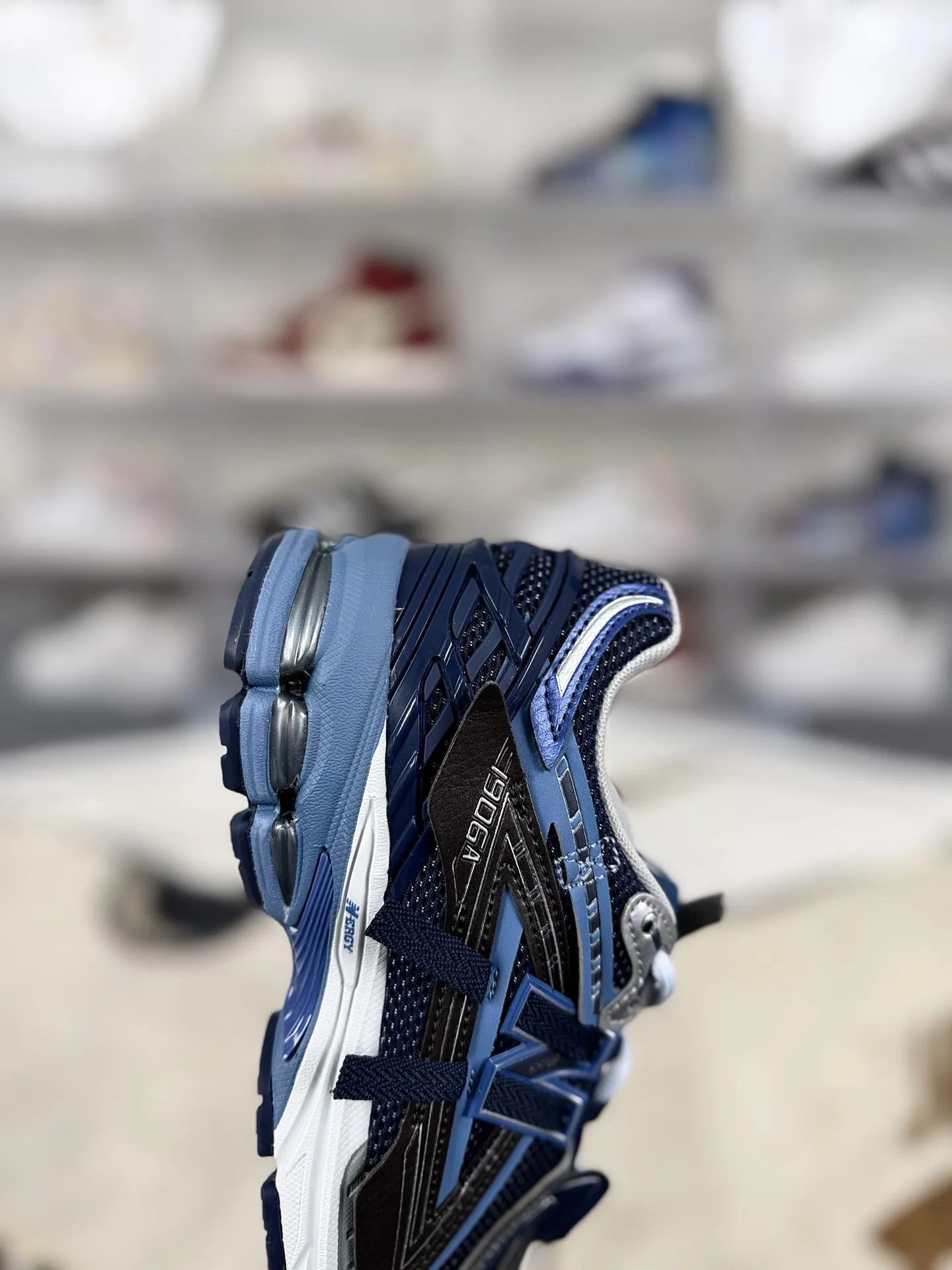 💰190 Z版纯原New Balance 1906A Deep Blue 舒适百搭防滑耐磨 低帮 休闲跑步鞋 男女同款 深蓝色 新百伦 ▪️New Balance以诞生于21世纪的科技跑鞋1906为蓝本,融合现代先锋科技与日常使用风格注入当代美学,革新演绎复古时尚。淋漓经典轮廓,致敬千福一代跑者的科技美学,1906R以现代设计语言还原初始配色,层次演绎时光更迭的魅力。 ▪️尺码:36-47(36 37 37.5 38 38.5 39.5 40 40.5 41.5 42 42.5 43 44 44.5 45 45.5 46.5 47) ▪️货号:U1906AB