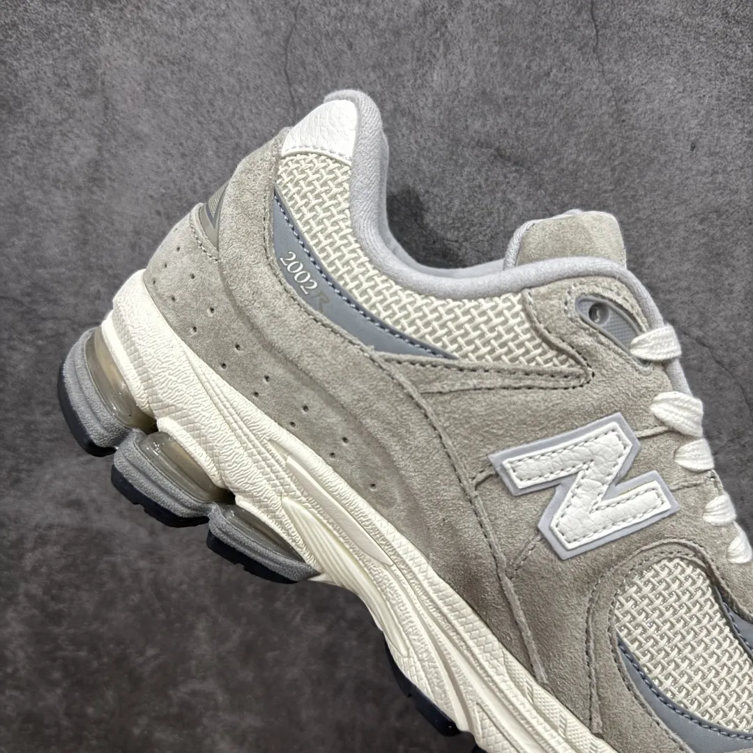 💰230 【纯原c版】NB New Balance M2002R 新百伦U2002RRD 灰米 全新版本出货 新配色陆续开发出货 品质很好 价格实惠 全套原楦原纸板原厂数据开发 原厂网纱 原装进口皮料 正确绒感卡色 正确中底拉帮中底网布细节 一比一手工擦旧效果 冲裁组合 匠心打造 耗时两个月开发完成 工艺极其复杂难度可想而知 新开独立私模大底 全网唯一正确做旧组合大底 高端零售专供产物 尺码:36 37 37.5 38 38.5 39.5 40 40.5 41.5 42 42.5 43 44 44.5 45 45.5 46.5 编码:JPB280290