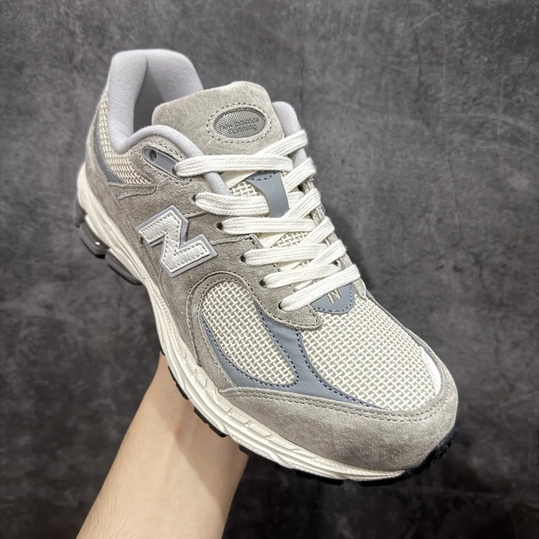 💰230 【纯原c版】NB New Balance M2002R 新百伦U2002RRD 灰米 全新版本出货 新配色陆续开发出货 品质很好 价格实惠 全套原楦原纸板原厂数据开发 原厂网纱 原装进口皮料 正确绒感卡色 正确中底拉帮中底网布细节 一比一手工擦旧效果 冲裁组合 匠心打造 耗时两个月开发完成 工艺极其复杂难度可想而知 新开独立私模大底 全网唯一正确做旧组合大底 高端零售专供产物 尺码：36 37 37.5 38 38.5 39.5 40 40.5 41.5 42 42.5 43 44 44.5 45 45.5 46.5 编码：JPB280290