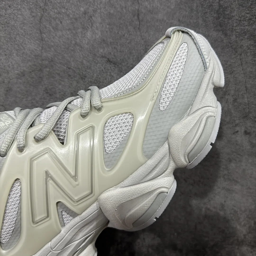 💰240【纯原版】 New Balance NB9060 联名款 复古休闲运动慢跑鞋 灰色 U9060IAB 全套原楦原纸板原厂数据开发 进口三明治网面 原装进口翻毛皮料正确绒感卡色 正确中底拉帮中底网布细节 原厂标裁 带紫光防伪 定制后跟透明水晶模块 冲裁组合 大底贴合程度胶水上色把控完美 整洁度挑战全网艺术家 多道序QC把关品质完善 匠心打造 耗时两个月开发完成 工艺极其复杂难度可想而知 新开独立私模大底 全网唯一正确六层组合大底 高端零售专供产物 Size:36 37 37.5 38 38.5 39 40 40.5 41 42 42.5 43 44 45 46.5 编码:JPC290300