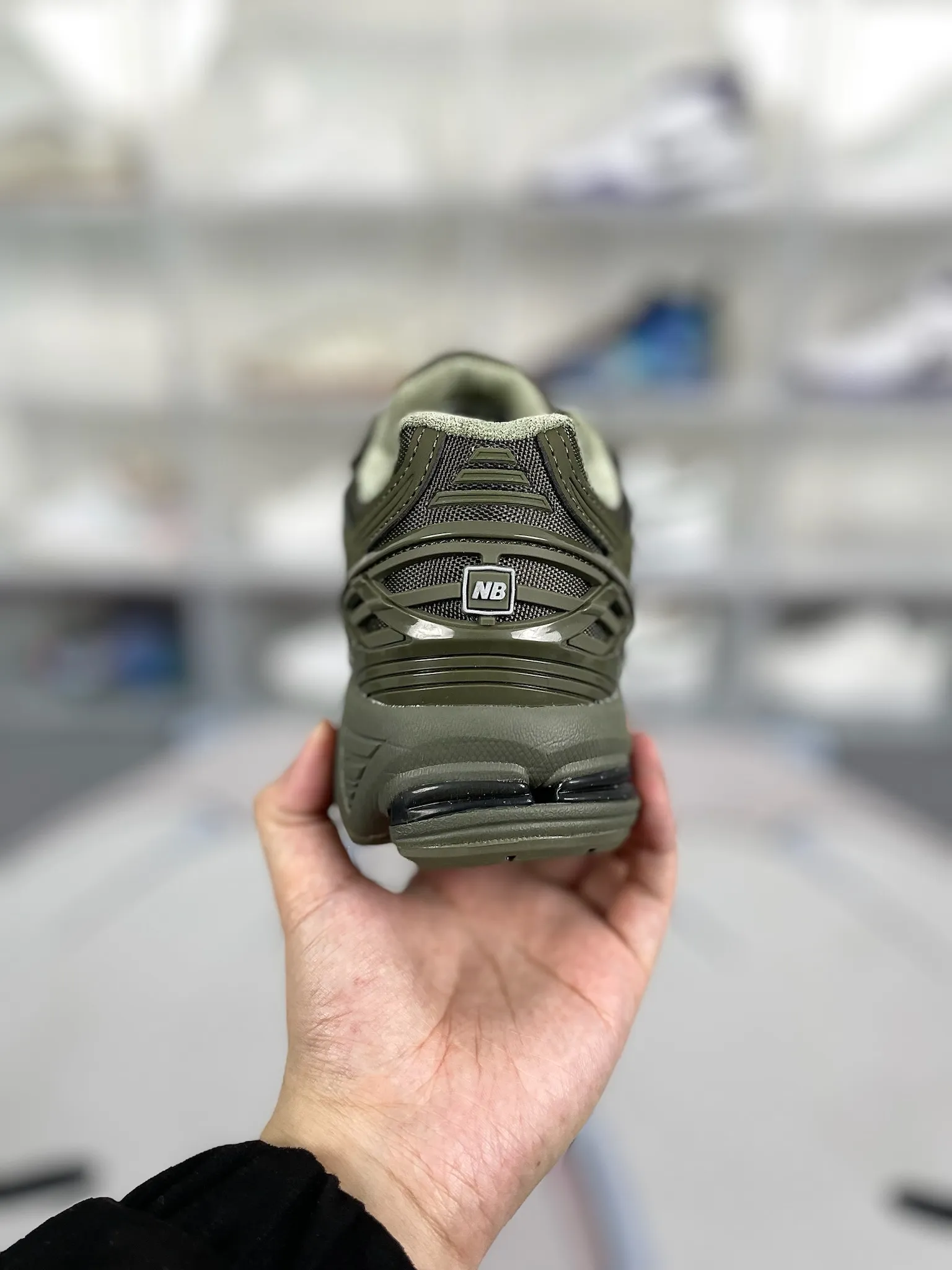 💰190 Z版纯原New Balance NB 1906R 复古潮流休闲防滑耐磨轻便 低帮 训练跑步鞋 男女同款 军绿色 新百伦 ▪️New Balance以诞生于21世纪的科技跑鞋1906为蓝本，融合现代先锋科技与日常使用风格注入当代美学，革新演绎复古时尚。淋漓经典轮廓，致敬千福一代跑者的科技美学，1906R以现代设计语言还原初始配色，层次演绎时光更迭的魅力。 ▪️尺码：36-45（36 37 37.5 38 38.5 39.5 40 40.5 41.5 42 42.5 43 44 44.5 45） ▪️货号：M1906RS