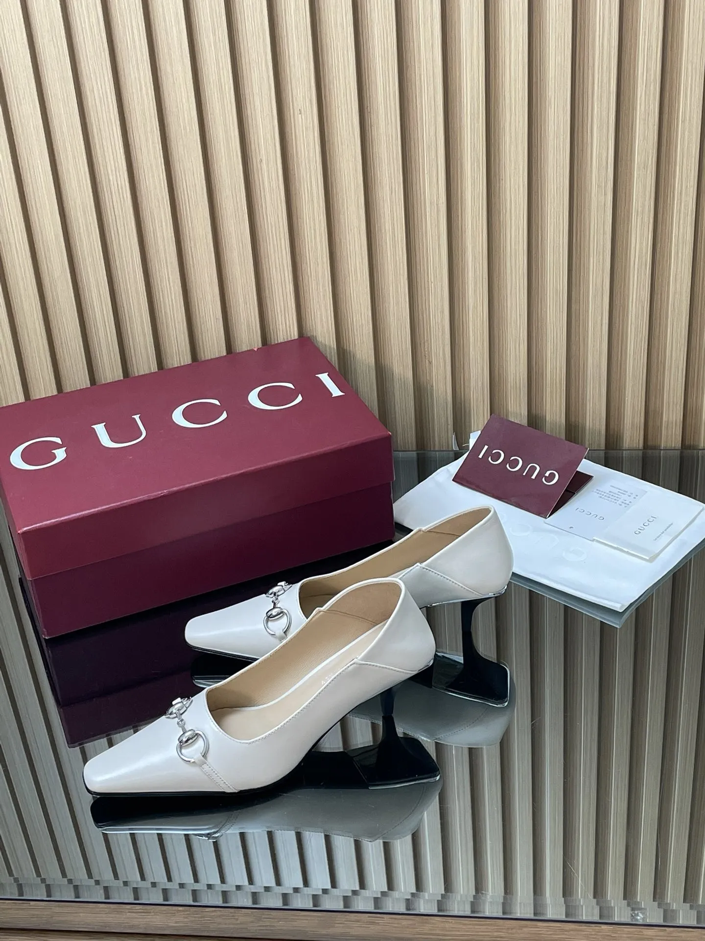 2026早春🆕GUCCi高端精品 vittoria系列浅口女鞋270💰春夏新品🆕古驰Gucci小方头系列踩跟2⃣️穿浅口单鞋😍马衔扣中跟慕勒乐福鞋‼️顶级🆙代购品质!原版1:1复刻,毎个细节皆经过精心打磨细腻制作.可与ZG对比如一,无二品质! 这款后帮可向下翻折踩跟2⃣️穿浅口鞋于2026早春系列时装秀首度亮相全新上市,加长微方鞋头,Vittoria系列以简约利落的加长廊形与饰马衔扣锥形鞋跟匠心诠释20世纪90年代的繁美风韵,鞋履汲取品牌典藏设计灵感,鞋跟后方饰有电镀金属饰片一展随性优雅气韵。其鞋款名称正源于此设计巧思,彰显别致格调👏👏👏 面料:原版定制进口古软鞣蜡皮 内里/垫脚:进口羊皮里 鞋跟:5.5CM猫跟‼️原片版制作工艺 ABS跟包裹意大利原层皮+电镀金属片 尺码:35-42 【404142定做】不退换 包装:全套酒红原包装