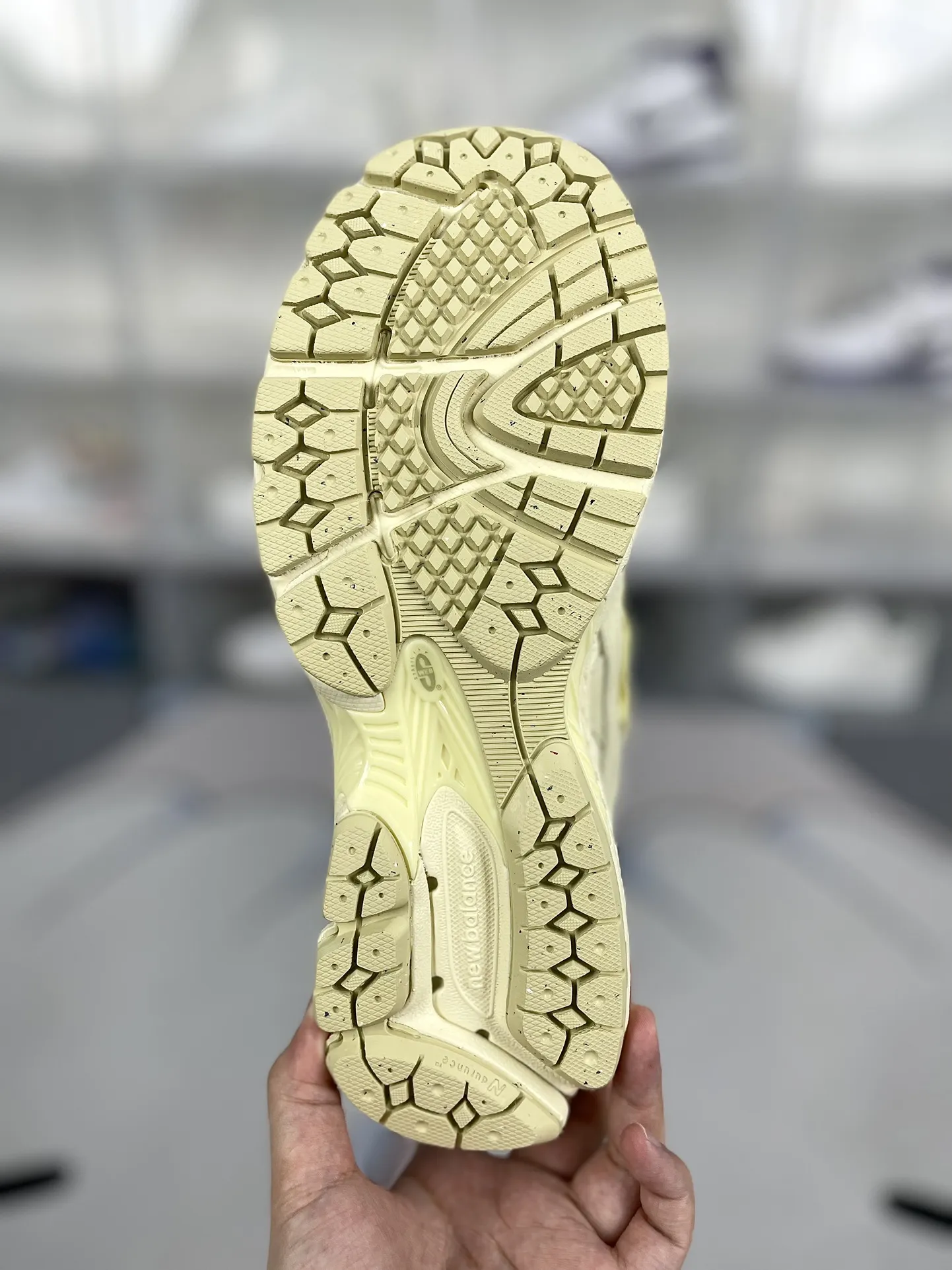 💰190 Z版纯原New Balance NB 1906U舒适时尚防滑耐磨 低帮 越野跑步鞋 男女同款 柠檬黄 新百伦 ▪️New Balance以诞生于21世纪的科技跑鞋1906为蓝本，融合现代先锋科技与日常使用风格注入当代美学，革新演绎复古时尚。淋漓经典轮廓，致敬千福一代跑者的科技美学，1906R以现代设计语言还原初始配色，层次演绎时光更迭的魅力。 ▪️尺码：36-45（36 37 37.5 38 38.5 39.5 40 40.5 41.5 42 42.5 43 44 44.5 45） ▪️货号：M1906NK