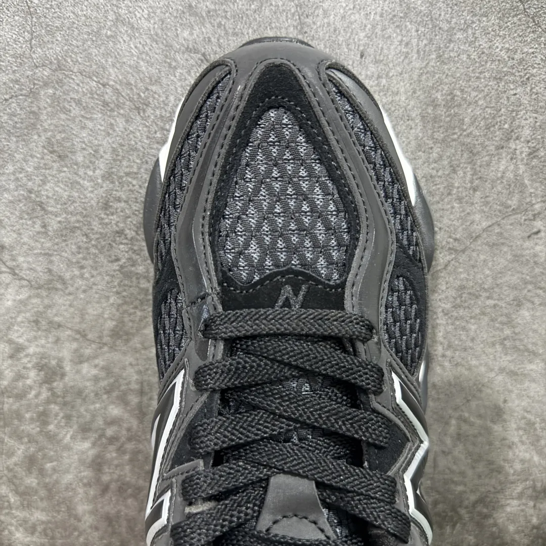 💰240【纯原版】 New Balance NB9060 联名款 复古休闲运动慢跑鞋 黑白色U9060PNR 全套原楦原纸板原厂数据开发 进口三明治网面 原装进口翻毛皮料正确绒感卡色 正确中底拉帮中底网布细节 原厂标裁 带紫光防伪 定制后跟透明水晶模块 冲裁组合 大底贴合程度胶水上色把控完美 整洁度挑战全网艺术家 多道序QC把关品质完善 匠心打造 耗时两个月开发完成 工艺极其复杂难度可想而知 新开独立私模大底 全网唯一正确六层组合大底 高端零售专供产物 Size:36 37 37.5 38 38.5 39.5 40 40.5 41.5 42 42.5 43 44 45 46.5 编码:JPC290300