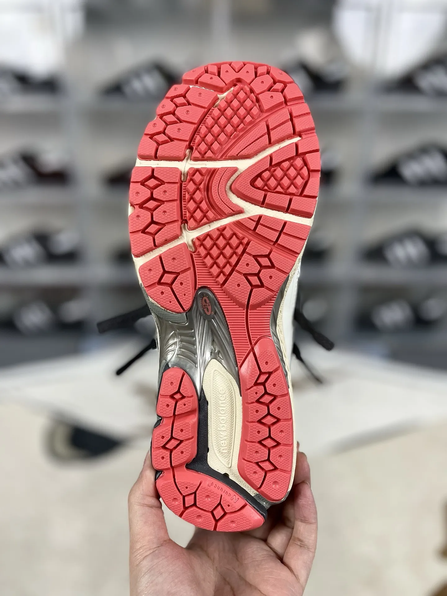 💰200 Z版纯原New Balance 1906A 舒适百搭防滑耐磨 低帮 休闲跑步鞋 男女同款 灰白红解构 新百伦 ▪️New Balance以诞生于21世纪的科技跑鞋1906为蓝本,融合现代先锋科技与日常使用风格注入当代美学,革新演绎复古时尚。淋漓经典轮廓,致敬千福一代跑者的科技美学,1906R以现代设计语言还原初始配色,层次演绎时光更迭的魅力。 ▪️尺码:36-47(36 37 37.5 38 38.5 39.5 40 40.5 41.5 42 42.5 43 44 44.5 45 45.5 46.5 47) ▪️货号:M1906AC/U1906AC