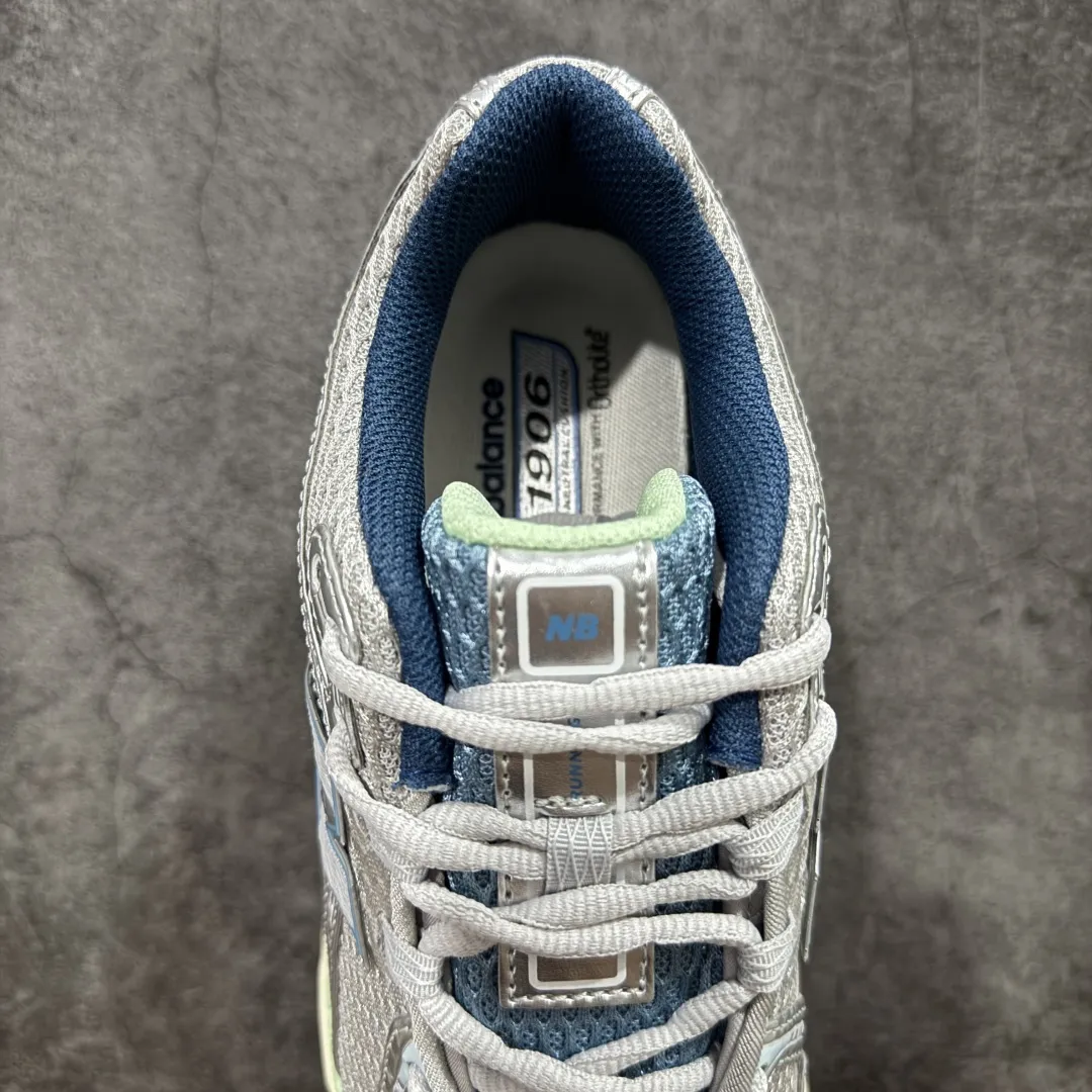 💰220【纯原版】NB新百伦New Balance NB1906 U1906RCR系列复古老爹风休闲运动慢跑鞋 采用轻质牛剖革拼接透气网眼衬垫织物鞋面材质#T-Beam大底提供足步弓支撑，保持步态稳定#后跟搭载外露缓震胶 鞋身整体以各种深浅不一的灰色覆盖，鞋头以淡蓝色调装饰，网眼衬垫通过不规律的色块实现做旧的美感，泛黄的鞋底更是进一步增添了复古气息。 尺码：36 37 37.5 38 38.5 39.5 40 40.5 41.5 42 42.5 43 44 45 46.5 编码：JP260280