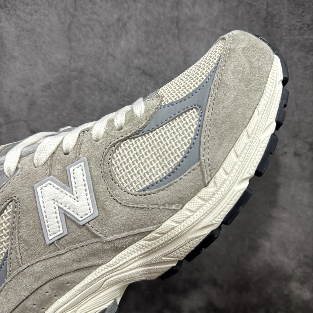 💰230 【纯原c版】NB New Balance M2002R 新百伦U2002RRD 灰米 全新版本出货 新配色陆续开发出货 品质很好 价格实惠 全套原楦原纸板原厂数据开发 原厂网纱 原装进口皮料 正确绒感卡色 正确中底拉帮中底网布细节 一比一手工擦旧效果 冲裁组合 匠心打造 耗时两个月开发完成 工艺极其复杂难度可想而知 新开独立私模大底 全网唯一正确做旧组合大底 高端零售专供产物 尺码:36 37 37.5 38 38.5 39.5 40 40.5 41.5 42 42.5 43 44 44.5 45 45.5 46.5 编码:JPB280290