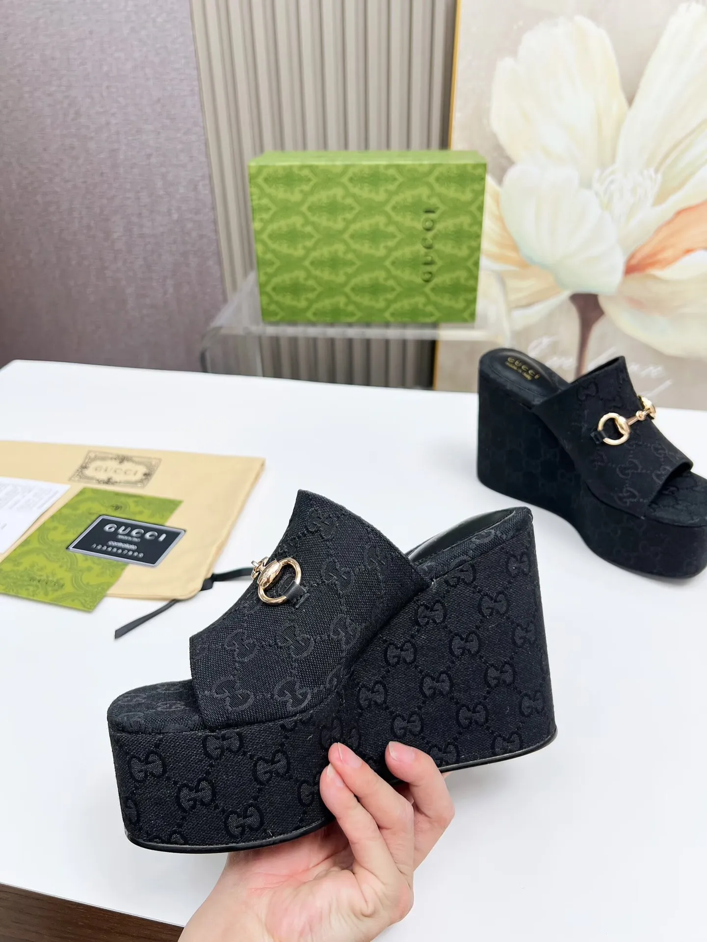 出厂价:200元 古琦新款拖鞋 ,时尚高端又个性十足的一款✅ 上脚很稳舒适又耐穿,日常搭配方便又独特,夏日必备经典款,鞋面采用GUCCI品牌饰扣 内里/垫脚:羊皮 水台高度:11cm 颜色:黑、棕 码数:35—42(41、42需定做) 包装:配有布袋 卡片。