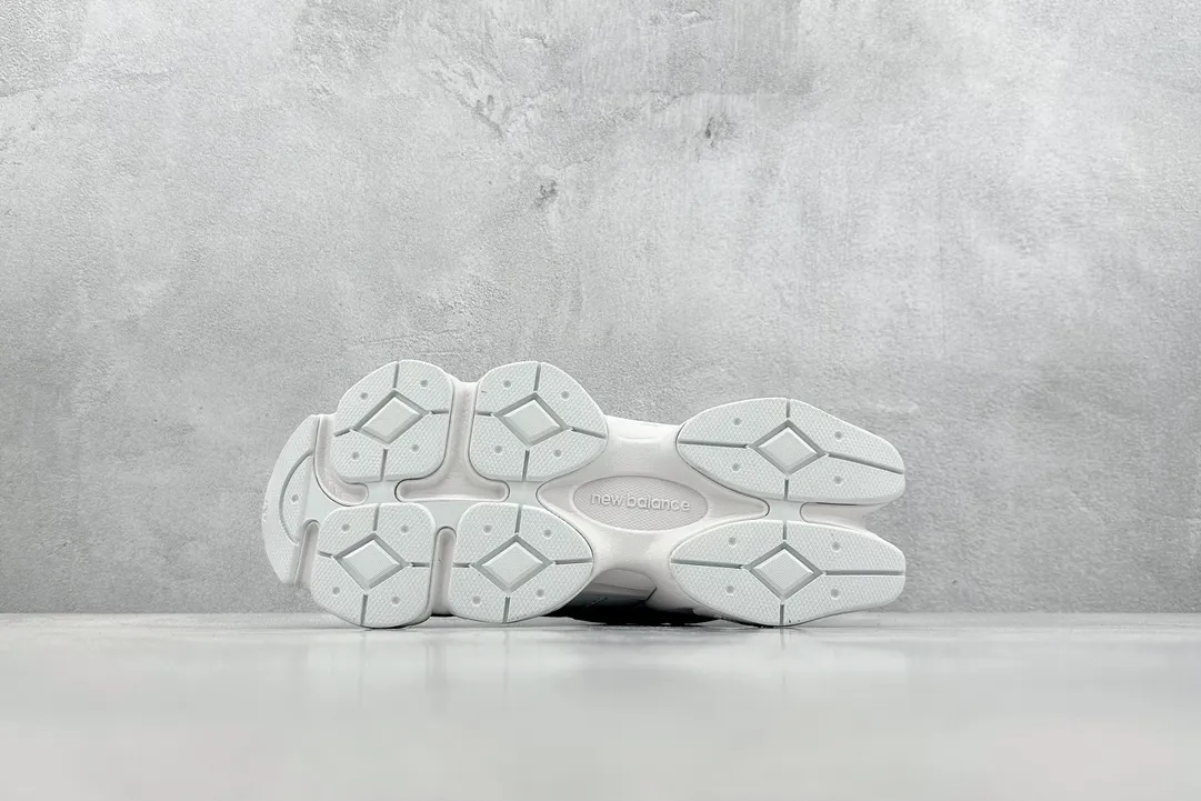 💰240 C版 Joe Freshgoods x New Balance NB9060 联名款 复古休闲运动慢跑鞋 鞋款灵感源自设计师本人对夏日的怀日回忆。鞋面大身由空间双格及磨砂鞋面拼接而生,配以柔和、温暖的粉橘色调,夏日氛围拉满#采用大面积网眼以及麂皮材质覆盖鞋身,还原经典气质。搭载ABZORB避震科技,由泡沫聚酯制成,上脚可以有效减少由鞋底反弹对身体及双腿的冲击力 官方货号: U9060NRJ 尺码:36 37 37.5 38 38.5 39.5 40 40.5 41.5 42 42.5 43 44 45 46.5 编码:YA5133