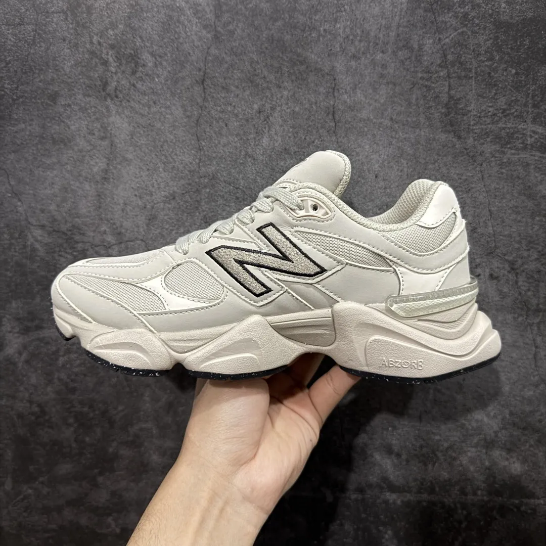 💰240【纯原版】 New Balance NB9060 联名款 复古休闲运动慢跑鞋 U906078T 全套原楦原纸板原厂数据开发 进口三明治网面 原装进口翻毛皮料正确绒感卡色 正确中底拉帮中底网布细节 原厂标裁 带紫光防伪 定制后跟透明水晶模块 冲裁组合 大底贴合程度胶水上色把控完美 整洁度挑战全网艺术家 多道序QC把关品质完善 匠心打造 耗时两个月开发完成 工艺极其复杂难度可想而知 新开独立私模大底 全网唯一正确六层组合大底 高端零售专供产物 Size：36 37 37.5 38 38.5 39.5 40 40.5 41.5 42 42.5 43 44 45 46.5 编码：JPC290300