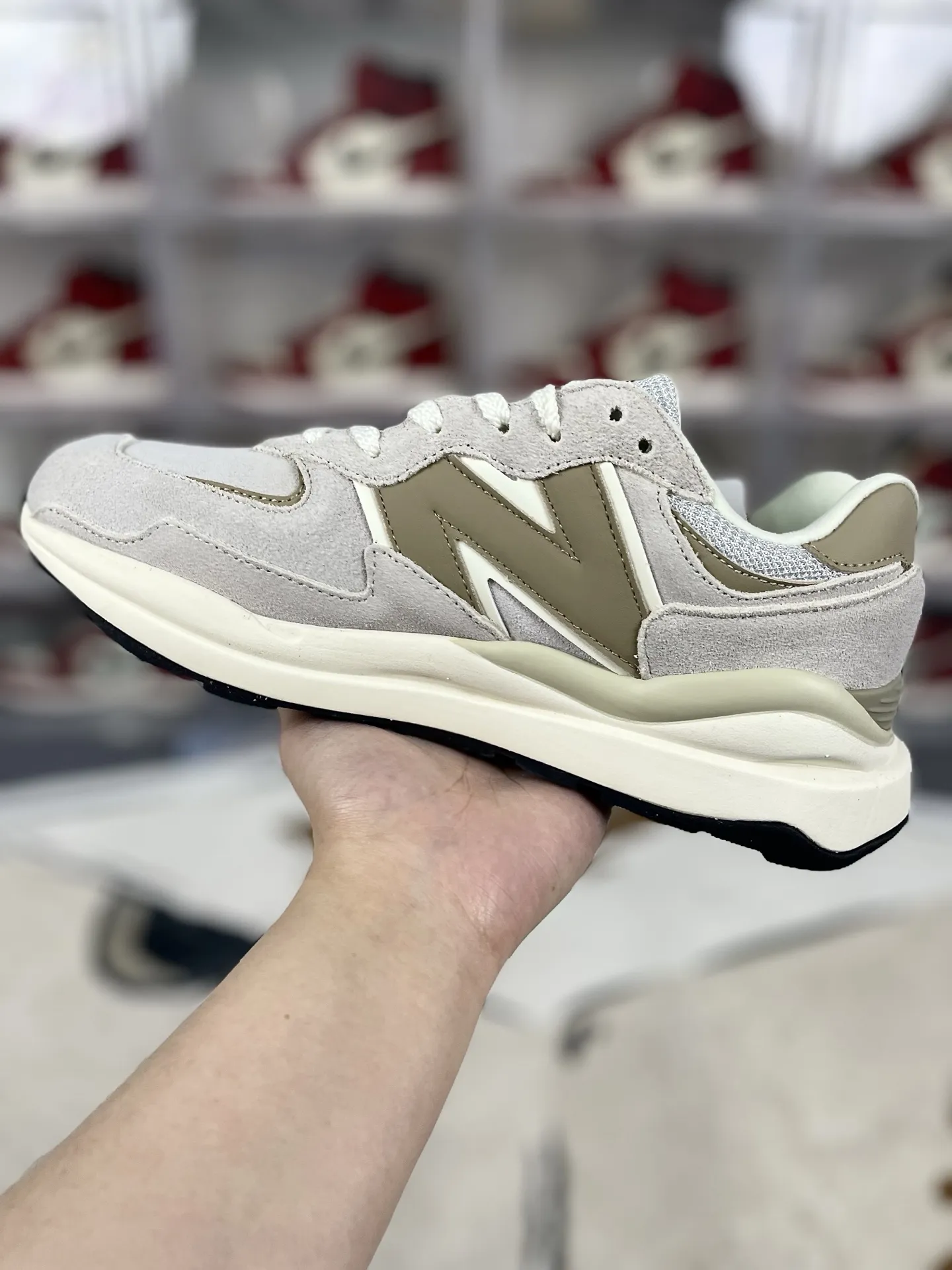 💰170 FX纯原New Balance NB 5740 复古 潮流 经典 皮革减震防滑耐磨 低帮 休闲跑步鞋 男女款 浅奶茶色 新百伦 ▪️NB5740跑鞋是一款集复古美学与现代科技于一身的鞋款。鞋面材质采用麂皮与网布的组合，左右脚材质差异化的设计（如翻毛皮与滑皮拼接），带来独特层次感。同时，鞋面上的反光N字Logo既呼应了90年代复古美学，又融入了现代潮流元素。中底采用泡沫与橡胶组合，提供了卓越的缓震效果，有效减少运动时对脚部的冲击力。网眼设计增强了透气性，搭配宽版鞋型，使得鞋子在保持包裹性的同时，也能确保穿着时的舒适度。无论是湿滑的路面还是干燥的环境，NB5740都能提供稳定的支撑和保护。其防滑外底和耐磨材质的设计，让鞋子在各种地形下都能保持出色的抓地力。无论是健身房锻炼还是户外跑步，NB5740都能轻松应对。其简约而不失时尚的外观设计，使得NB5740在日常休闲逛街时也同样引人注目。 ▪️尺码：36-45（36 37 37.5 38 38.5 39.5 40 40.5 41.5 42 42.5 43 44 44.5 45） ▪️货号：W5740LT1
