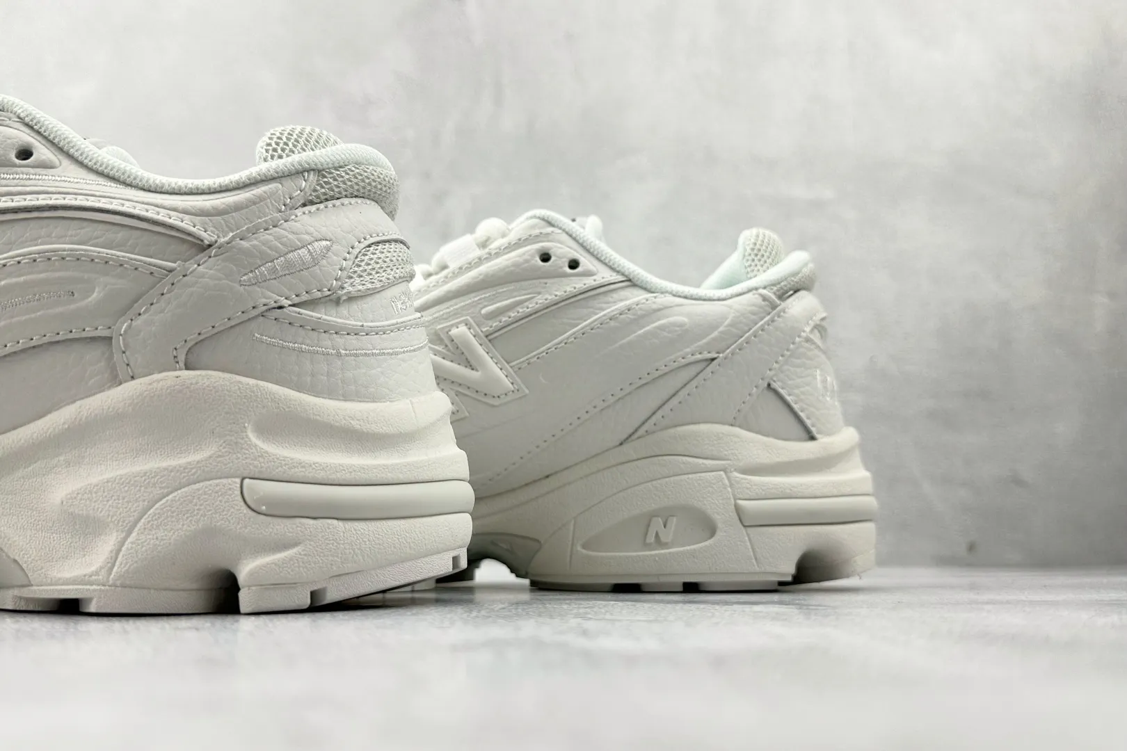 💰220 C版 大厂出品 New Balance NB 1000 Reflection Sea Salt 白色 货号：M1000BW 尺码：36 36.5 37.5 38 38.5 39 40 40.5 41 42 42.5 43 44 44.5 45 46 46.5 编码：33