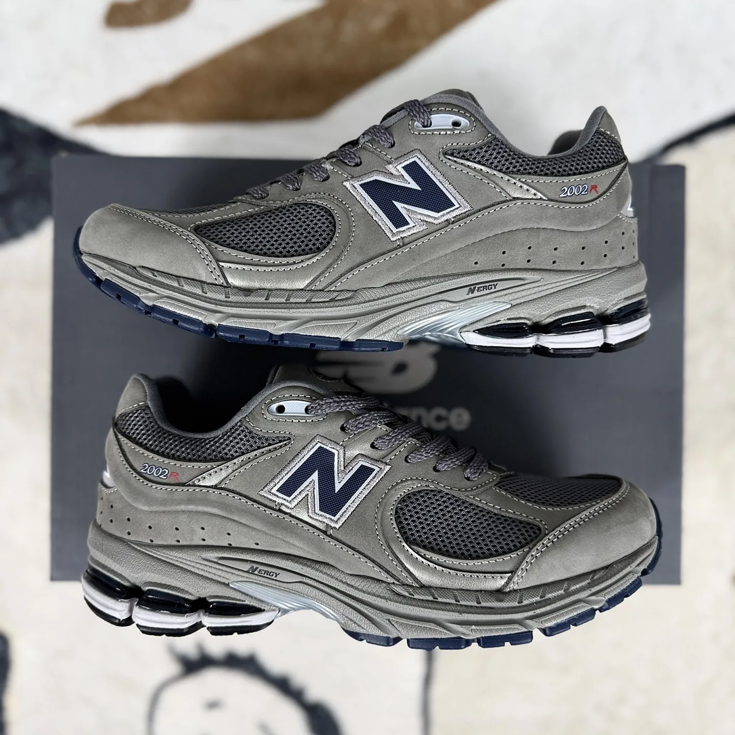 💰240 MR纯原 原厂麂皮New Balance NB 2002R 舒适 织物皮革防滑支撑轻便增高 低帮跑步鞋 男女款 中灰色 新百伦 ▪️New Balance 2002系列复古跑步鞋，是一款备受喜爱的鞋款。鞋面采用柔软的麂皮和尼龙网布或透气网眼织物与猪巴皮革的结合，不仅透气性好，质感十足，还带有浓厚的复古感。鞋舌上的品牌标志与鞋面融为一体，提升了整体的质感；鞋侧的N字Logo采用特殊处理，呈现出独特的复古效果。中底采用缓震材质或轻量化的EVA材料，能够有效缓冲运动中对膝盖的冲击。配备了ABZORB缓震技术，能够在跑步过程中吸收和分散冲击力，减少对脚部的压力。升级版的N-ERGY缓震物料或能量回弹技术，为脚底提供了极致的舒适体验，并能将跑步时产生的能量回馈给脚部，提供更强劲的推进力。鞋底采用独特的弹性材料或T-Beam大底设计，提供良好的支撑和稳定性。鞋面采用透气网眼材料，轻薄柔软，能够有效排汗和通风，保持脚部干爽，减少异味产生。NB2002跑鞋以其独特的复古风格、出色的舒适度和支撑性能赢得了广泛好评。无论是运动爱好者还是时尚潮人，都能在这款鞋中找到自己的心仪之选。 ▪️尺码：36-46.5（36 37 37.5 38 38.5 39.5 40 40.5 41.5 42 42.5 43 44 44.5 45 46.5） ▪️货号：ML2002RA