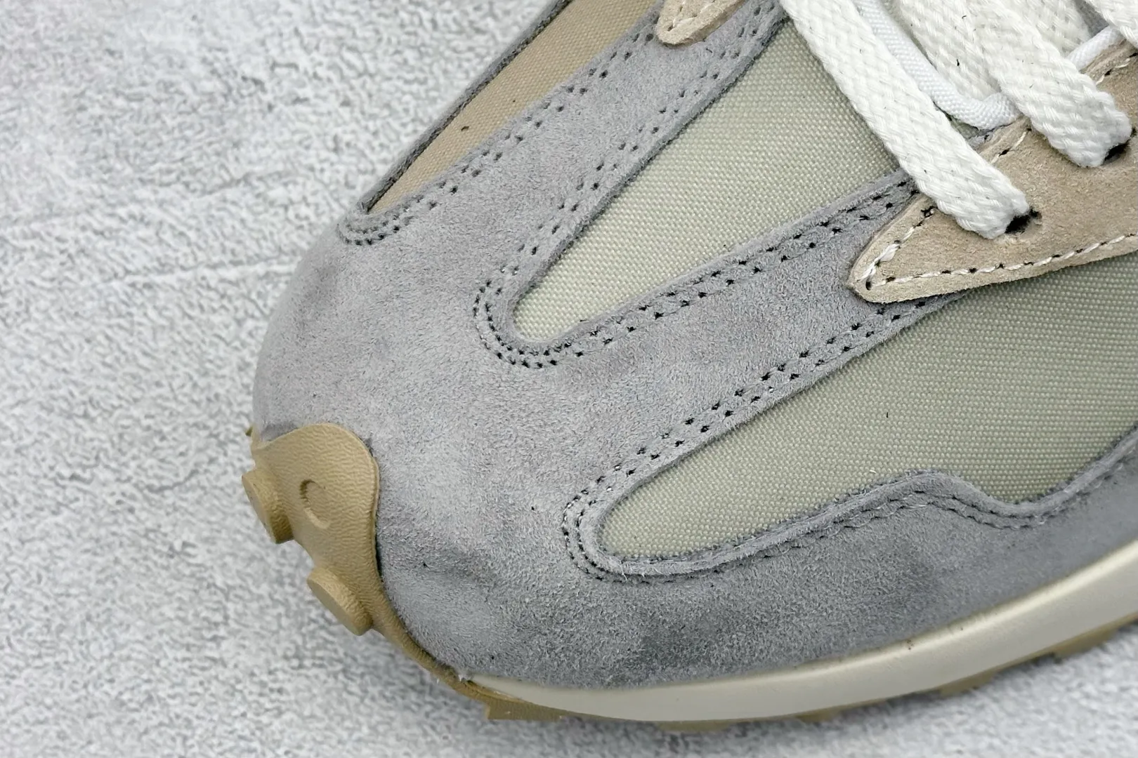 💰170 纯原New Balance MS327 复古休闲运动慢跑鞋 全新 New Balance 327 系列,以更纯粹的复古风格设计打造的全新造型。侧身还以解构设计,将 N 字标志以做旧压花样式呈现,样式别具新意。而麂皮、冲孔皮革的塑造,则呈现出高级怀旧气质,也让鞋款在奢华时装风格与运动氛围之间达到了平衡 官方货号: MS327MS 尺码:36-45 编码:28