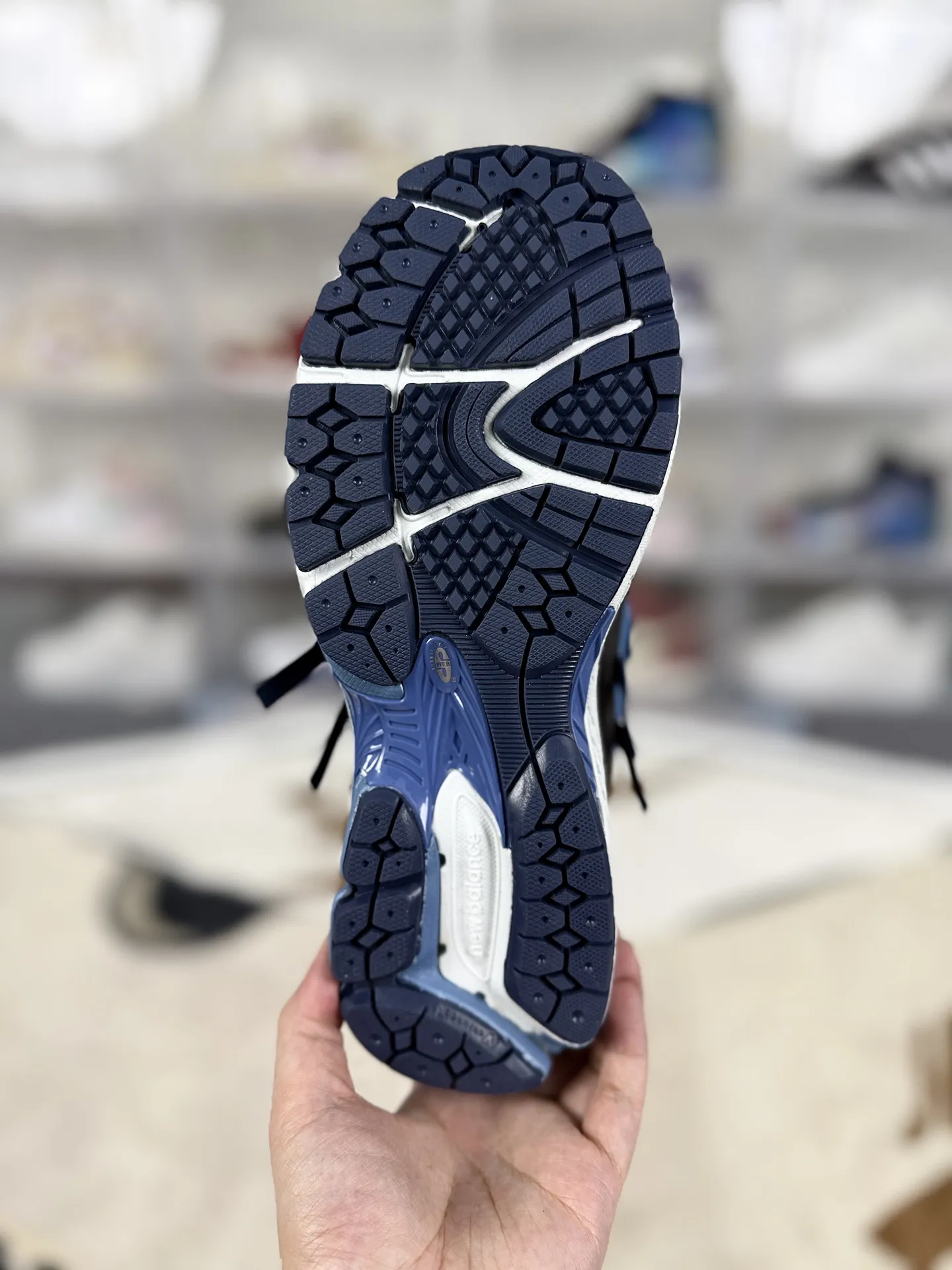 💰190 Z版纯原New Balance 1906A Deep Blue 舒适百搭防滑耐磨 低帮 休闲跑步鞋 男女同款 深蓝色 新百伦 ▪️New Balance以诞生于21世纪的科技跑鞋1906为蓝本,融合现代先锋科技与日常使用风格注入当代美学,革新演绎复古时尚。淋漓经典轮廓,致敬千福一代跑者的科技美学,1906R以现代设计语言还原初始配色,层次演绎时光更迭的魅力。 ▪️尺码:36-47(36 37 37.5 38 38.5 39.5 40 40.5 41.5 42 42.5 43 44 44.5 45 45.5 46.5 47) ▪️货号:U1906AB