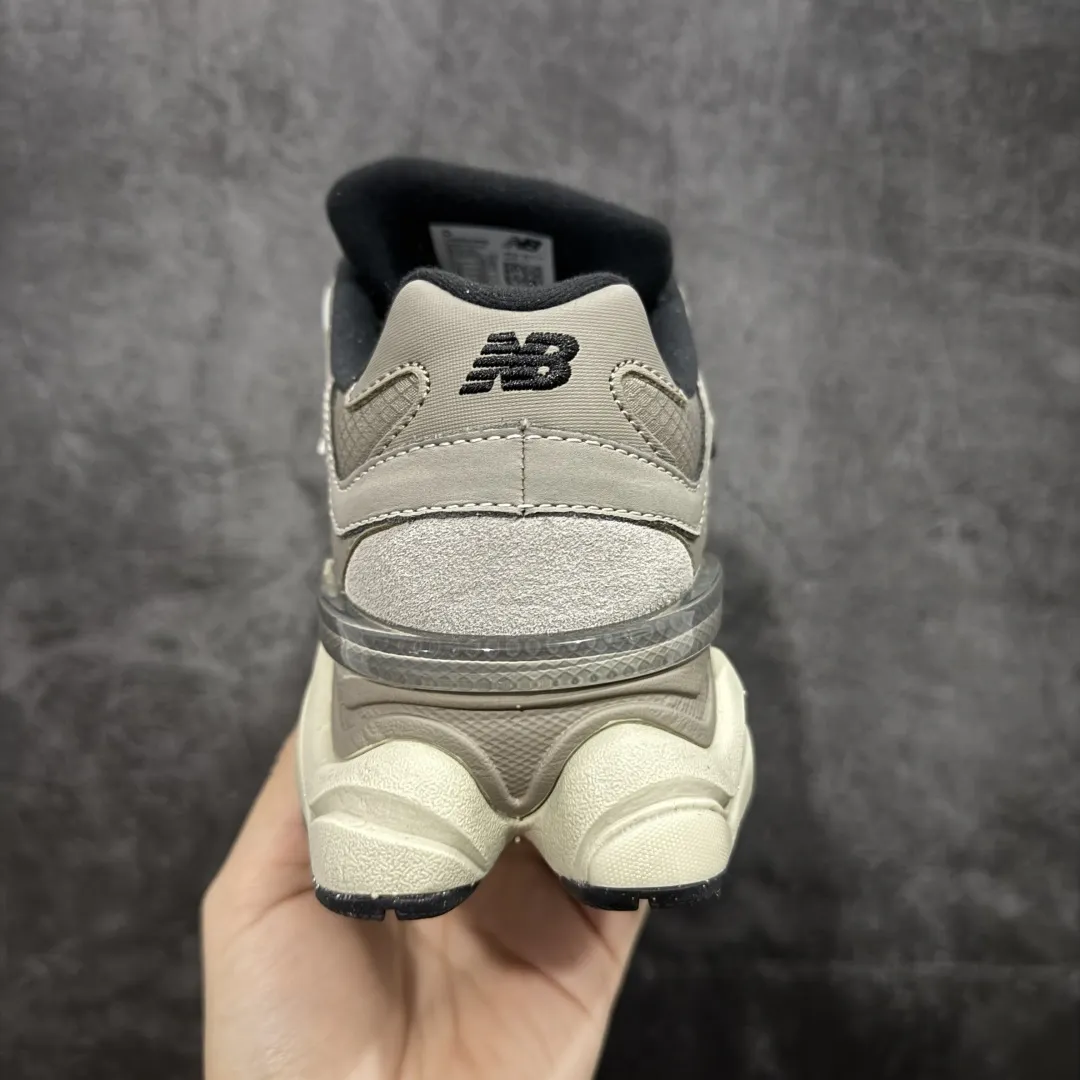 💰240【纯原版】 New Balance NB9060 联名款 复古休闲运动慢跑鞋 灰色 新百伦U9060ORD 全套原楦原纸板原厂数据开发 进口三明治网面 原装进口翻毛皮料正确绒感卡色 正确中底拉帮中底网布细节 原厂标裁 带紫光防伪 定制后跟透明水晶模块 冲裁组合 大底贴合程度胶水上色把控完美 整洁度挑战全网艺术家 多道序QC把关品质完善 匠心打造 耗时两个月开发完成 工艺极其复杂难度可想而知 新开独立私模大底 全网唯一正确六层组合大底 高端零售专供产物 Size:36 37 37.5 38 38.5 39 40 40.5 41 42 42.5 43 44 45 46.5 编码:JPC290300