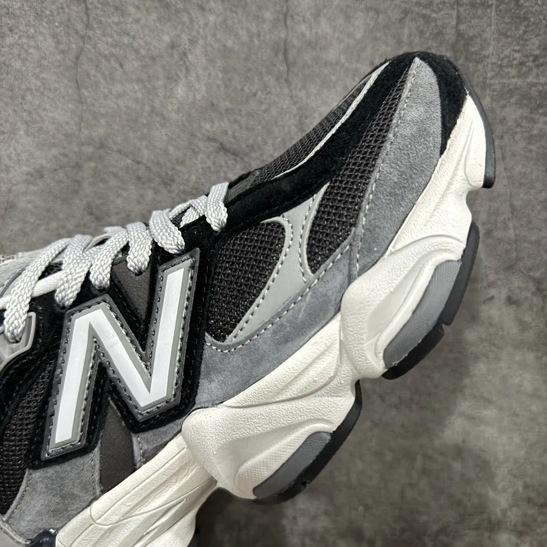 💰240【纯原版】 New Balance NB9060 联名款 复古休闲运动慢跑鞋 黑灰色U9060JBD 全套原楦原纸板原厂数据开发 进口三明治网面 原装进口翻毛皮料正确绒感卡色 正确中底拉帮中底网布细节 原厂标裁 带紫光防伪 定制后跟透明水晶模块 冲裁组合 大底贴合程度胶水上色把控完美 整洁度挑战全网艺术家 多道序QC把关品质完善 匠心打造 耗时两个月开发完成 工艺极其复杂难度可想而知 新开独立私模大底 全网唯一正确六层组合大底 高端零售专供产物 Size：36 37 37.5 38 38.5 39 40 40.5 41 42 42.5 43 44 45 46.5 编码：JP270300
