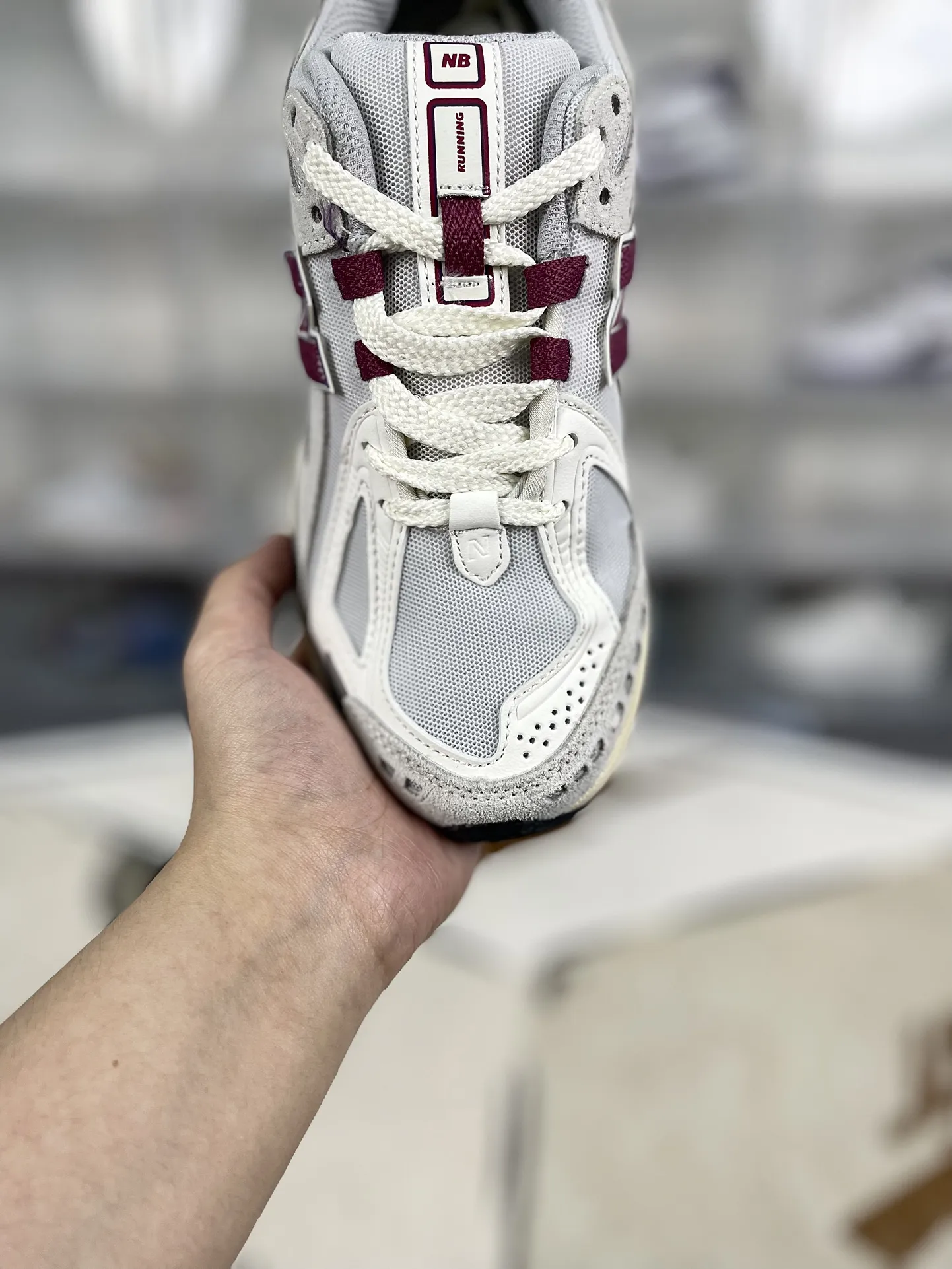💰190 Z版纯原New Balance NB 1906R 舒适简约百搭耐磨 低帮 休闲跑步鞋 男女款 米紫 新百伦 ▪️New Balance以诞生于21世纪的科技跑鞋1906为蓝本,融合现代先锋科技与日常使用风格注入当代美学,革新演绎复古时尚。淋漓经典轮廓,致敬千福一代跑者的科技美学,1906R以现代设计语言还原初始配色,层次演绎时光更迭的魅力。 ▪️尺码:36-40(36 37 37.5 38 38.5 39.5 40) ▪️货号:M1906REF