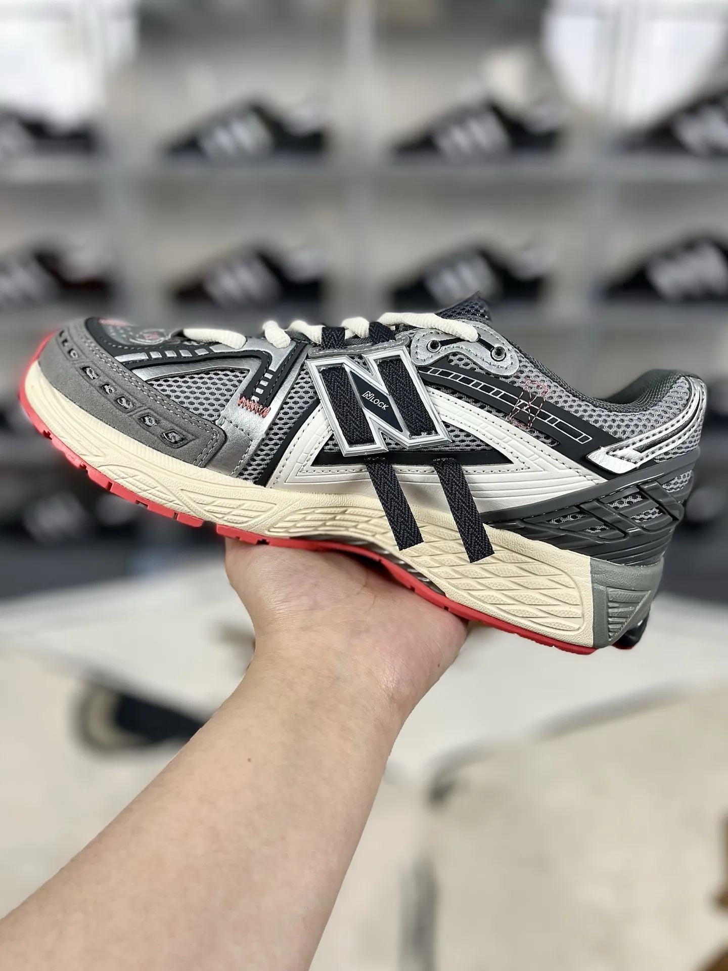 💰200 Z版纯原New Balance 1906A 舒适百搭防滑耐磨 低帮 休闲跑步鞋 男女同款 灰白红解构 新百伦 ▪️New Balance以诞生于21世纪的科技跑鞋1906为蓝本,融合现代先锋科技与日常使用风格注入当代美学,革新演绎复古时尚。淋漓经典轮廓,致敬千福一代跑者的科技美学,1906R以现代设计语言还原初始配色,层次演绎时光更迭的魅力。 ▪️尺码:36-47(36 37 37.5 38 38.5 39.5 40 40.5 41.5 42 42.5 43 44 44.5 45 45.5 46.5 47) ▪️货号:M1906AC/U1906AC