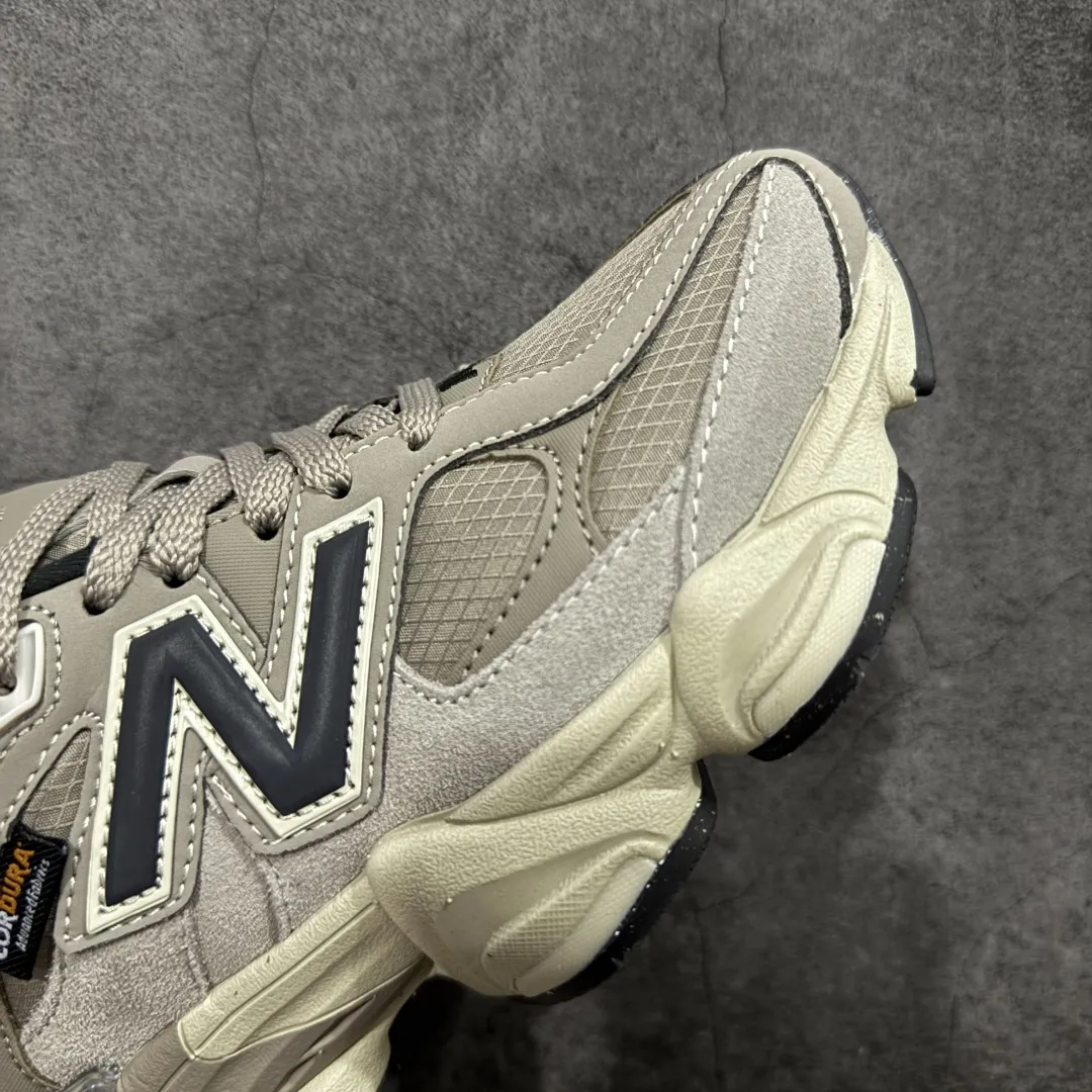 💰240【纯原版】 New Balance NB9060 联名款 复古休闲运动慢跑鞋 灰色 新百伦U9060ORD 全套原楦原纸板原厂数据开发 进口三明治网面 原装进口翻毛皮料正确绒感卡色 正确中底拉帮中底网布细节 原厂标裁 带紫光防伪 定制后跟透明水晶模块 冲裁组合 大底贴合程度胶水上色把控完美 整洁度挑战全网艺术家 多道序QC把关品质完善 匠心打造 耗时两个月开发完成 工艺极其复杂难度可想而知 新开独立私模大底 全网唯一正确六层组合大底 高端零售专供产物 Size:36 37 37.5 38 38.5 39 40 40.5 41 42 42.5 43 44 45 46.5 编码:JPC290300