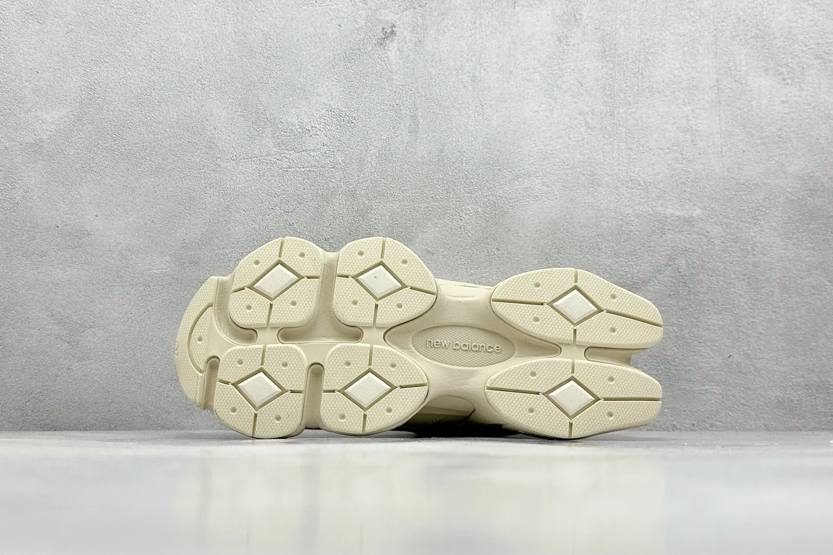 💰240 C版 Joe Freshgoods x New Balance NB9060 联名款 复古休闲运动慢跑鞋 #鞋款灵感源自设计师本人对夏日的怀日回忆。鞋面大身由空间双格及磨砂鞋面拼接而生,配以柔和、温暖的粉橘色调,夏日氛围拉满 #采用大面积网眼以及麂皮材质覆盖鞋身,还原经典气质。搭载ABZORB避震科技,由泡沫聚酯制成,上脚可以有效减少由鞋底反弹对身体及双腿的冲击力 货号: U9060ZGC 尺码:36 37 37.5 38 38.5 39 40 40.5 41 42 42.5 43 44 44.5 45 46.5 编码:33