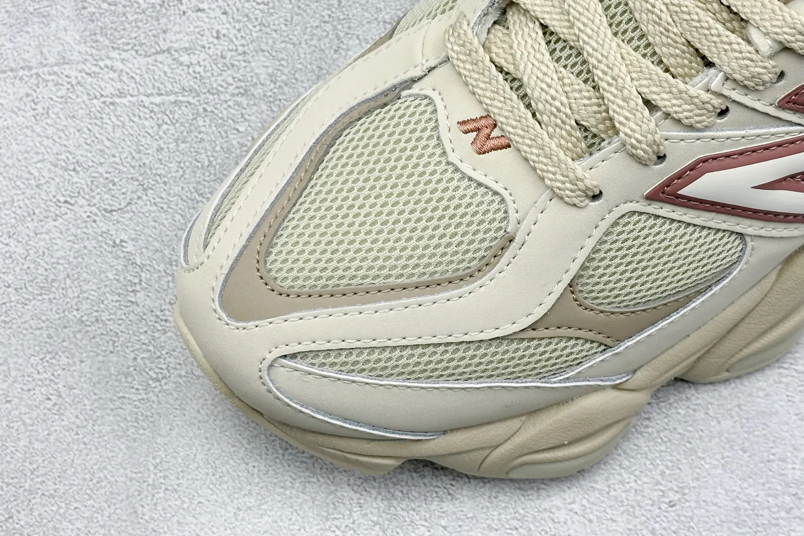 💰240 C版 Joe Freshgoods x New Balance NB9060 联名款 复古休闲运动慢跑鞋 #鞋款灵感源自设计师本人对夏日的怀日回忆。鞋面大身由空间双格及磨砂鞋面拼接而生,配以柔和、温暖的粉橘色调,夏日氛围拉满 #采用大面积网眼以及麂皮材质覆盖鞋身,还原经典气质。搭载ABZORB避震科技,由泡沫聚酯制成,上脚可以有效减少由鞋底反弹对身体及双腿的冲击力 货号: U9060ZGC 尺码:36 37 37.5 38 38.5 39 40 40.5 41 42 42.5 43 44 44.5 45 46.5 编码:33