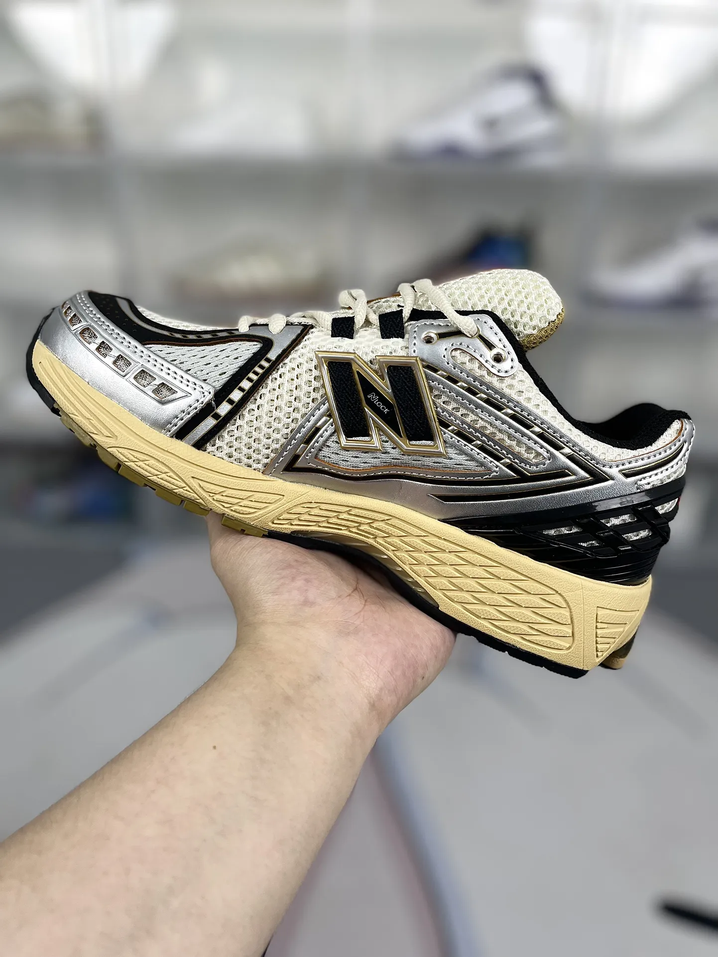 💰190 Z版纯原New Balance NB 1906R 复古潮流舒适透气增高 低帮 休闲跑步鞋 男女同款 米黑银 新百伦 ▪️New Balance以诞生于21世纪的科技跑鞋1906为蓝本，融合现代先锋科技与日常使用风格注入当代美学，革新演绎复古时尚。淋漓经典轮廓，致敬千福一代跑者的科技美学，1906R以现代设计语言还原初始配色，层次演绎时光更迭的魅力。 ▪️尺码：36-45（36 37 37.5 38 38.5 39.5 40 40.5 41.5 42 42.5 43 44 44.5 45） ▪️货号：M1906RAV
