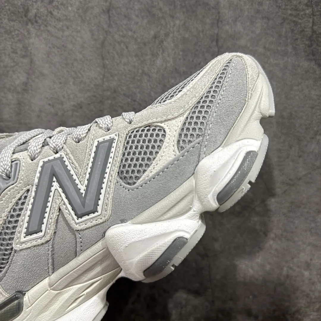 💰240【纯原版】 New Balance NB9060 联名款 复古休闲运动慢跑鞋 灰色 U9060ERD 全套原楦原纸板原厂数据开发 进口三明治网面 原装进口翻毛皮料正确绒感卡色 正确中底拉帮中底网布细节 原厂标裁 带紫光防伪 定制后跟透明水晶模块 冲裁组合 大底贴合程度胶水上色把控完美 整洁度挑战全网艺术家 多道序QC把关品质完善 匠心打造 耗时两个月开发完成 工艺极其复杂难度可想而知 新开独立私模大底 全网唯一正确六层组合大底 高端零售专供产物 Size：36 37 37.5 38 38.5 39 40 40.5 41 42 42.5 43 44 45 46.5 编码：JPC290300