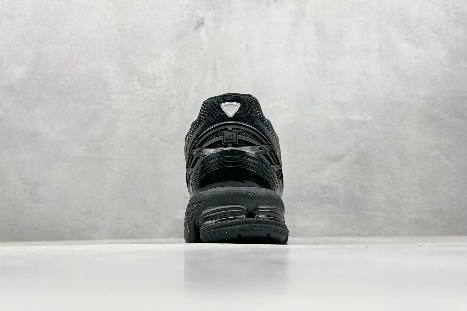 💰220 C版 New Balance 1906系列复古老爹风休闲运动慢跑鞋 #采用轻质牛剖革拼接透气网眼衬垫织物鞋面材质 T-Beam大底提供足步弓支撑，保持步态稳定 后跟搭载外露缓震胶 货号：U1906WFD 尺码：36 37 37.5 38 38.5 39 40 40.5 41 42 42.5 43 44 44.5 45 46.5 编码：33