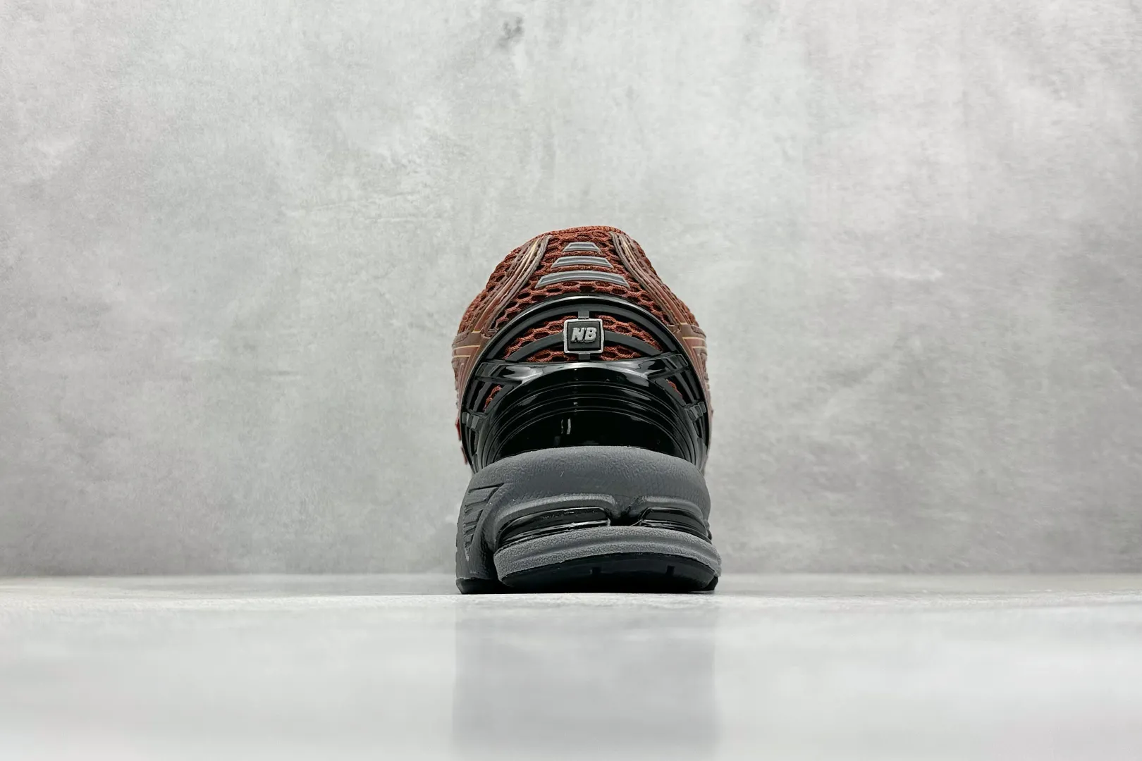 💰240 C版 New Balance 1906系列复古老爹风休闲运动慢跑鞋 #采用轻质牛剖革拼接透气网眼衬垫织物鞋面材质 T-Beam大底提供足步弓支撑，保持步态稳定 后跟搭载外露缓震胶 货号：M1906RZA 尺码：36 37 37.5 38 38.5 39 40 40.5 41 42 42.5 43 44 44.5 45 46.5 编码：33