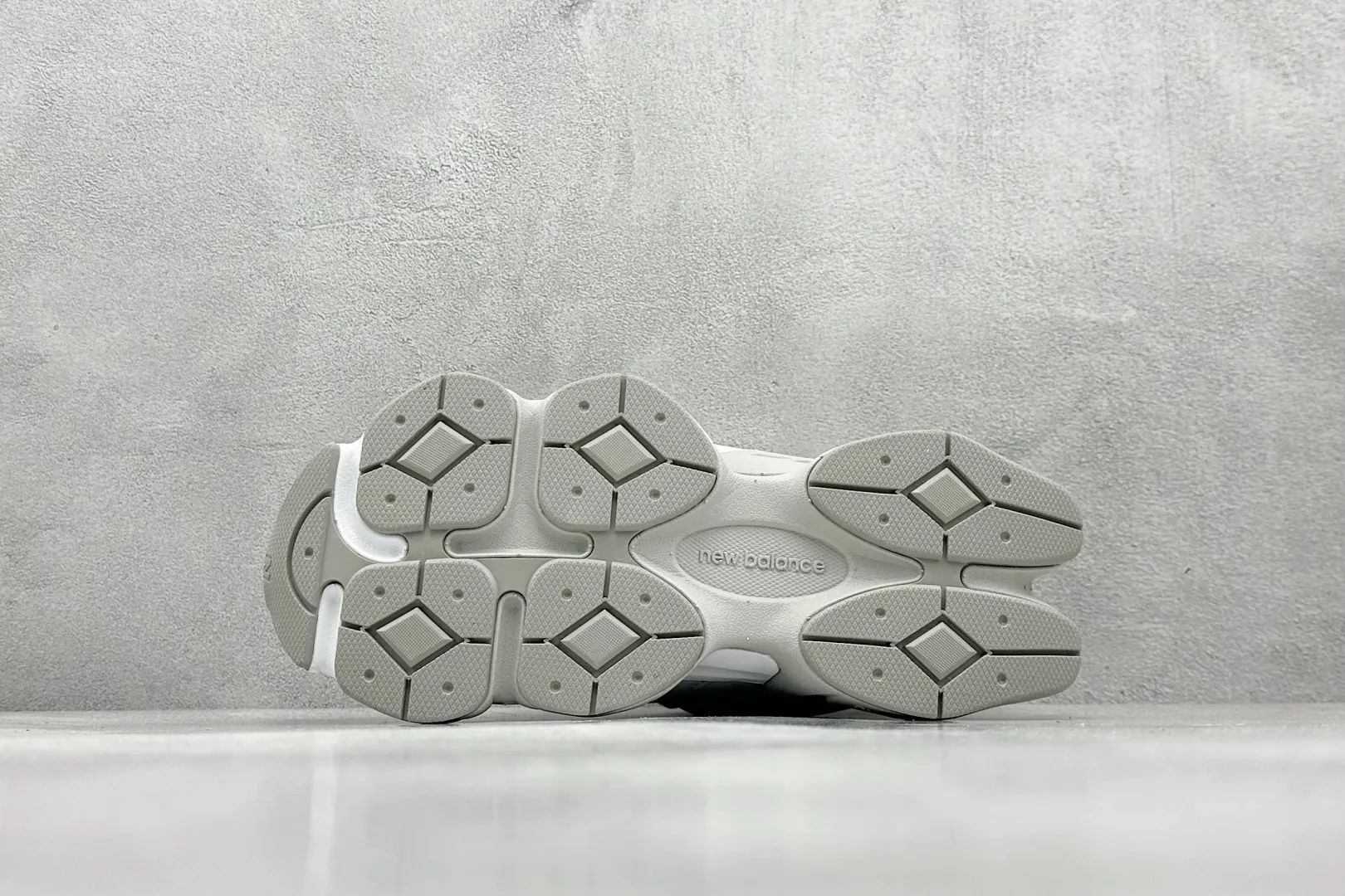 💰240 C版 Joe Freshgoods x New Balance NB9060 联名款 复古休闲运动慢跑鞋 #鞋款灵感源自设计师本人对夏日的怀日回忆。鞋面大身由空间双格及磨砂鞋面拼接而生，配以柔和、温暖的粉橘色调，夏日氛围拉满 #采用大面积网眼以及麂皮材质覆盖鞋身，还原经典气质。搭载ABZORB避震科技，由泡沫聚酯制成，上脚可以有效减少由鞋底反弹对身体及双腿的冲击力 货号： U9060JGR 尺码：36 37 37.5 38 38.5 39 40 40.5 41 42 42.5 43 44 44.5 45 46.5 编码：33