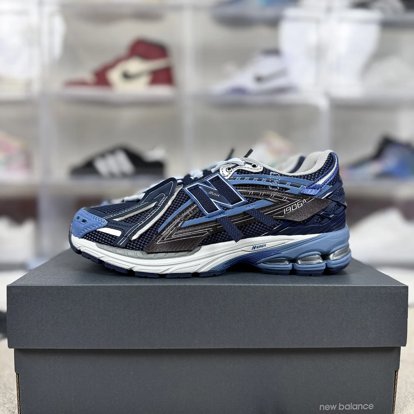 💰190 Z版纯原New Balance 1906A Deep Blue 舒适百搭防滑耐磨 低帮 休闲跑步鞋 男女同款 深蓝色 新百伦 ▪️New Balance以诞生于21世纪的科技跑鞋1906为蓝本,融合现代先锋科技与日常使用风格注入当代美学,革新演绎复古时尚。淋漓经典轮廓,致敬千福一代跑者的科技美学,1906R以现代设计语言还原初始配色,层次演绎时光更迭的魅力。 ▪️尺码:36-47(36 37 37.5 38 38.5 39.5 40 40.5 41.5 42 42.5 43 44 44.5 45 45.5 46.5 47) ▪️货号:U1906AB