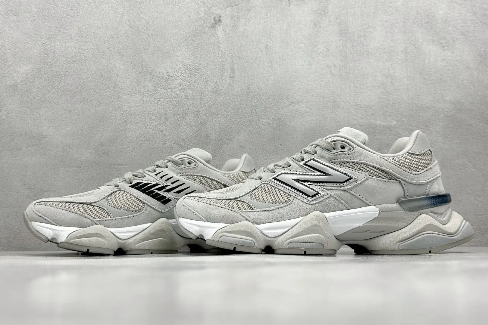 💰240 C版 Joe Freshgoods x New Balance NB9060 联名款 复古休闲运动慢跑鞋 #鞋款灵感源自设计师本人对夏日的怀日回忆。鞋面大身由空间双格及磨砂鞋面拼接而生,配以柔和、温暖的粉橘色调,夏日氛围拉满 #采用大面积网眼以及麂皮材质覆盖鞋身,还原经典气质。搭载ABZORB避震科技,由泡沫聚酯制成,上脚可以有效减少由鞋底反弹对身体及双腿的冲击力 货号: U9060JGR 尺码:36 37 37.5 38 38.5 39 40 40.5 41 42 42.5 43 44 44.5 45 46.5 编码:33