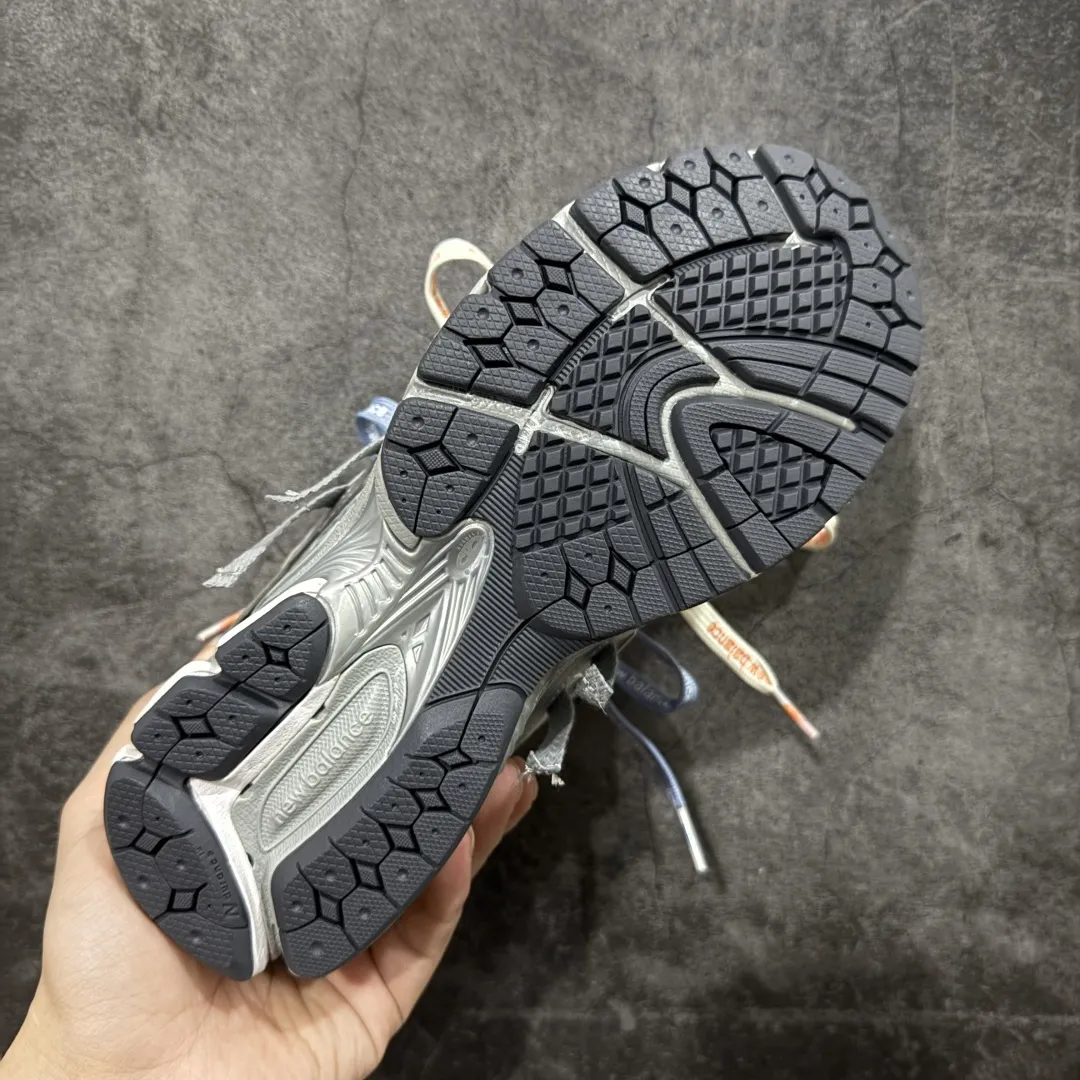 💰260 【纯原K版】新百伦New Balance M1906AR系列低帮复古老爹风休闲运动慢跑鞋 M1906AG 双绑带版本（另附一副原版鞋带） 全新大厂出品 市场第一梯队品质 绝对秒杀市场货 完美版型 正确组合大底 区别市场刷漆底版本 全套原楦原纸板原厂数据开发 进口三明治网面 原装进口皮料正确卡色 正确中底拉帮中底网布细节 原厂标裁 带紫光防伪 定制后跟透明水晶模块 冲裁组合 大底贴合程度胶水上色把控完美 整洁度挑战全网艺术家 多道序QC把关品质完善 匠心打造 耗时多月开发完成 工艺极其复杂难度可想而知 新开独立私模大底 正确六层组合大底 高端零售专供产物 Size：36 37 37.5 38 38.5 39 40 40.5 41 42 42.5 43 44 45 46 编码：X1B310320